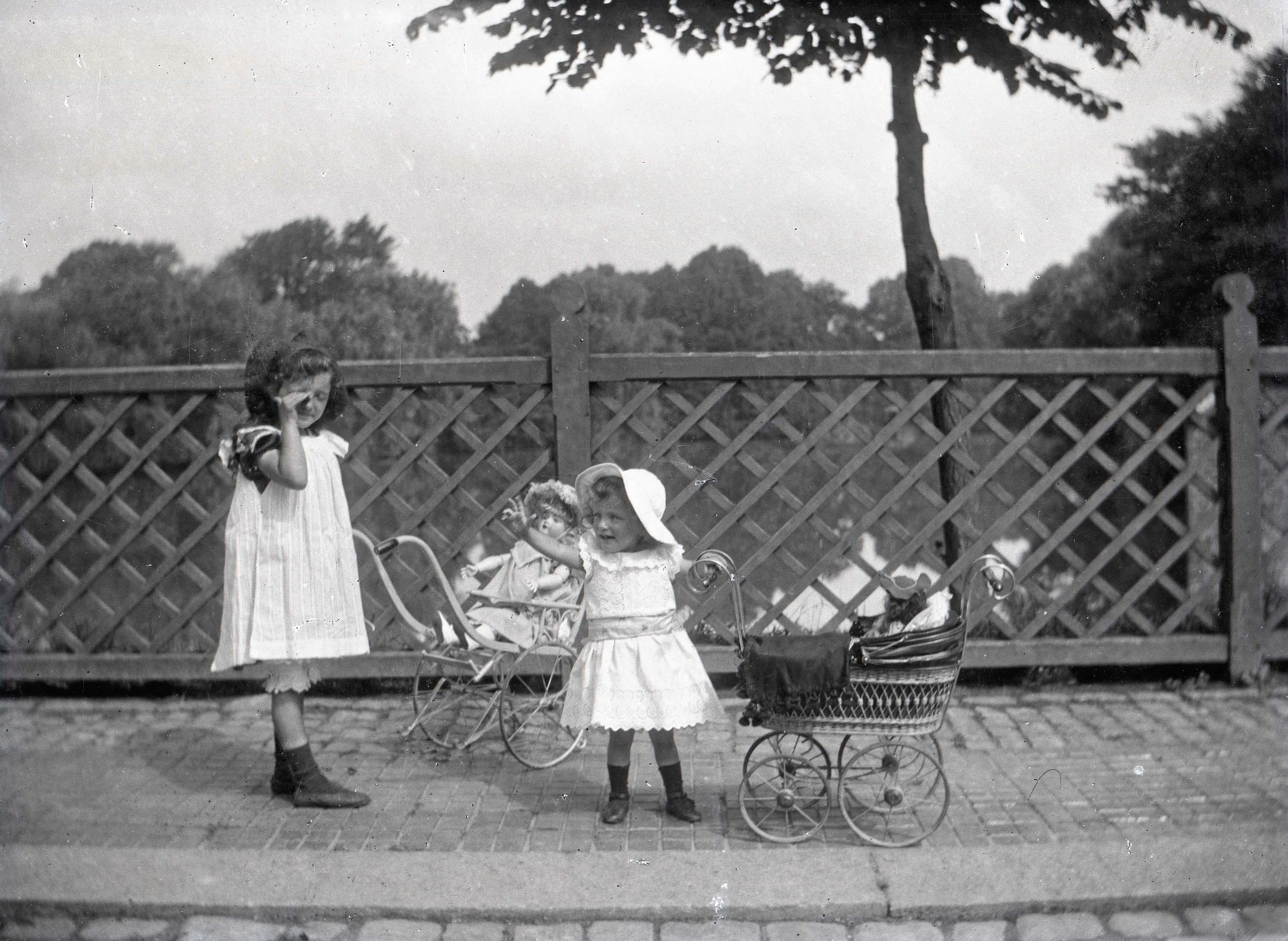 Guldsmed Carl Kern-Hansen optog dette fotografi af de to søstre, Esther og Ritta i 1906 hvor Ritta var 2 ½ år. - Tilhører Hillerød Lokalhistoriske Arkiv. Guldsmed Carl Kern-Hansen optog dette fotografi af de to søstre, Esther og Ritta i 1906 hvor Ritta var 2 ½ år.