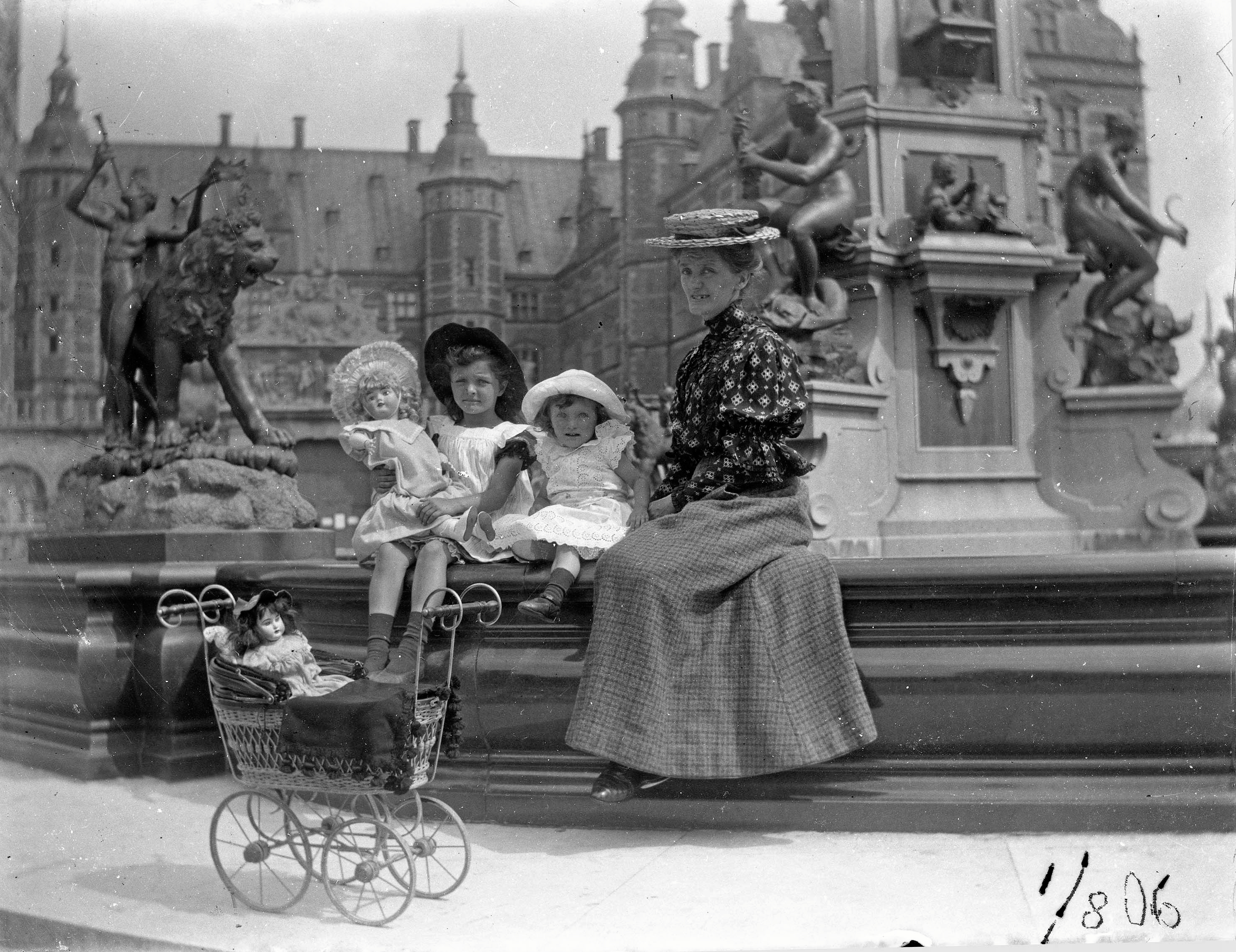 Ritta, Esther og deres mor i ydre slotsgård. Carl Kern-Hansen har i glaspladen indridset datoen 1. august. 1906.
