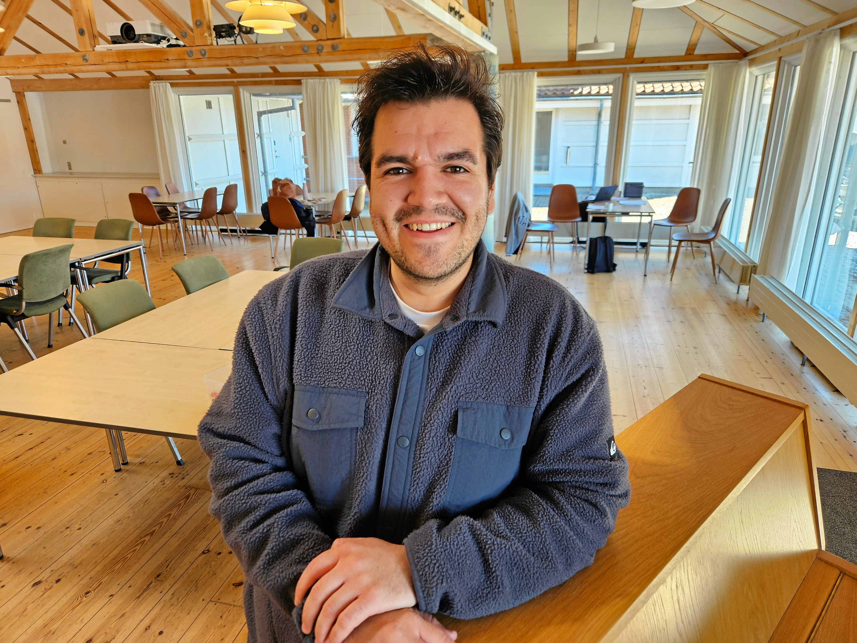 Lukas Birch, revydirektør for "Revyshowet". Fotograferet på Klinten i Rødvig foråret 2026, da prøverne på "Revyshowet 2026" netop var gået i gang.