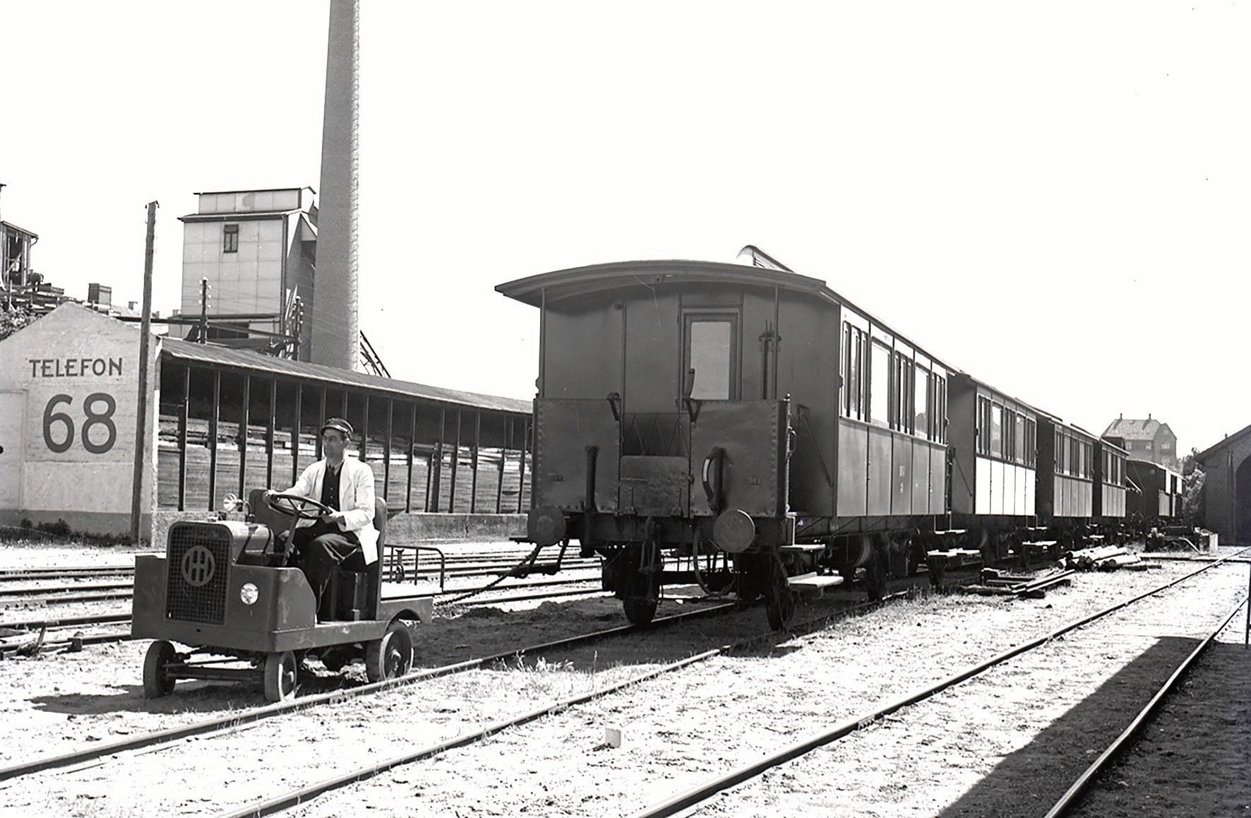 Foto fra lokalstationen, der lå syd for Nordstens fabrik der hvor Slotsarkaderne ender med det store parkeringshus. På gavlen af tømmerhandlen kan man se Hillerød Trælastforretnings telefonnummer, 68. - Thorvald Staunstrup. Foto fra lokalstationen, der lå syd for Nordstens fabrik der hvor Slotsarkaderne ender med det store parkeringshus. På gavlen af tømmerhandlen kan man se Hillerød Trælastforretnings telefonnummer, 68.