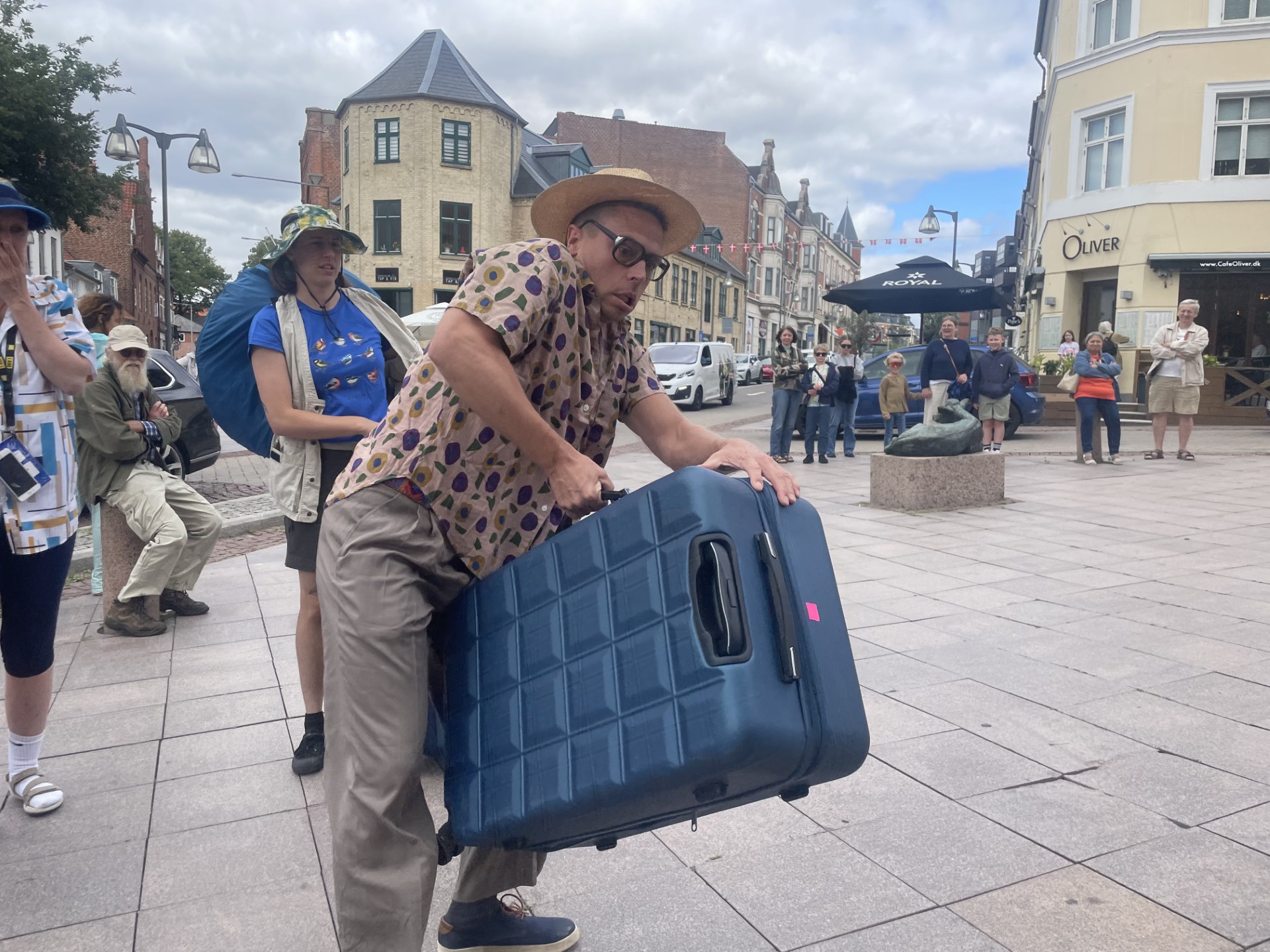 Fjollede turister med rullekufferter på slæb skabte en sjov ramme om premieren, hvor publikum blev suget med gennem byen.