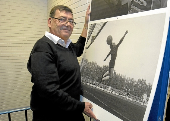 Henning Larsen var anfører på Køge Boldklubs legendariske DM-guldhold fra 1975. Her ses han ved fejringen af 40 års-jubilæet for guldet i 2015. Henning Larsen blev 81 år gammel.