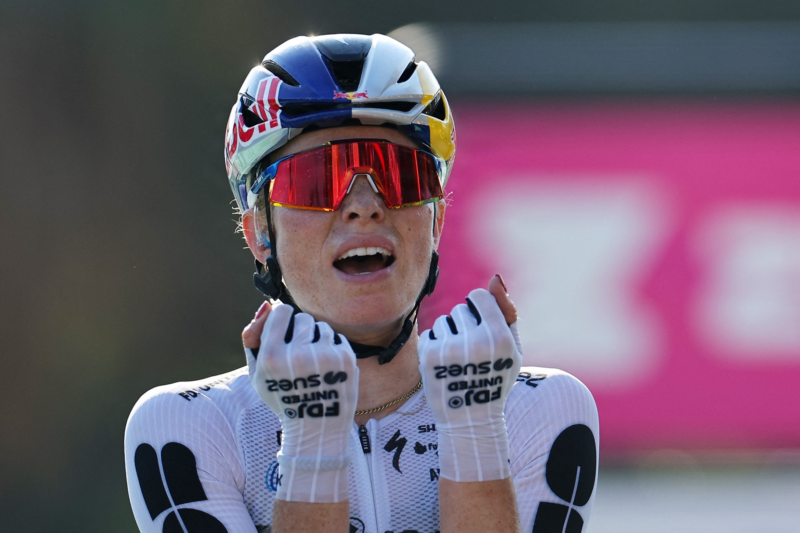 Demi Vollering jubler efter sin sejr på 8. etape i Tour de France Femmes.
