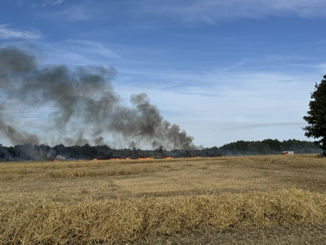 Det stod op med sorte skyer da marken brød i brand søndag eftermiddag.