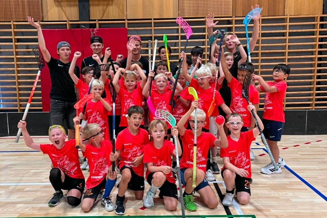 75 børn havde fire aktive dage hos Rungsted Hørsholm Floorball Klub. - Presse 75 børn havde fire aktive dage hos Rungsted Hørsholm Floorball Klub.