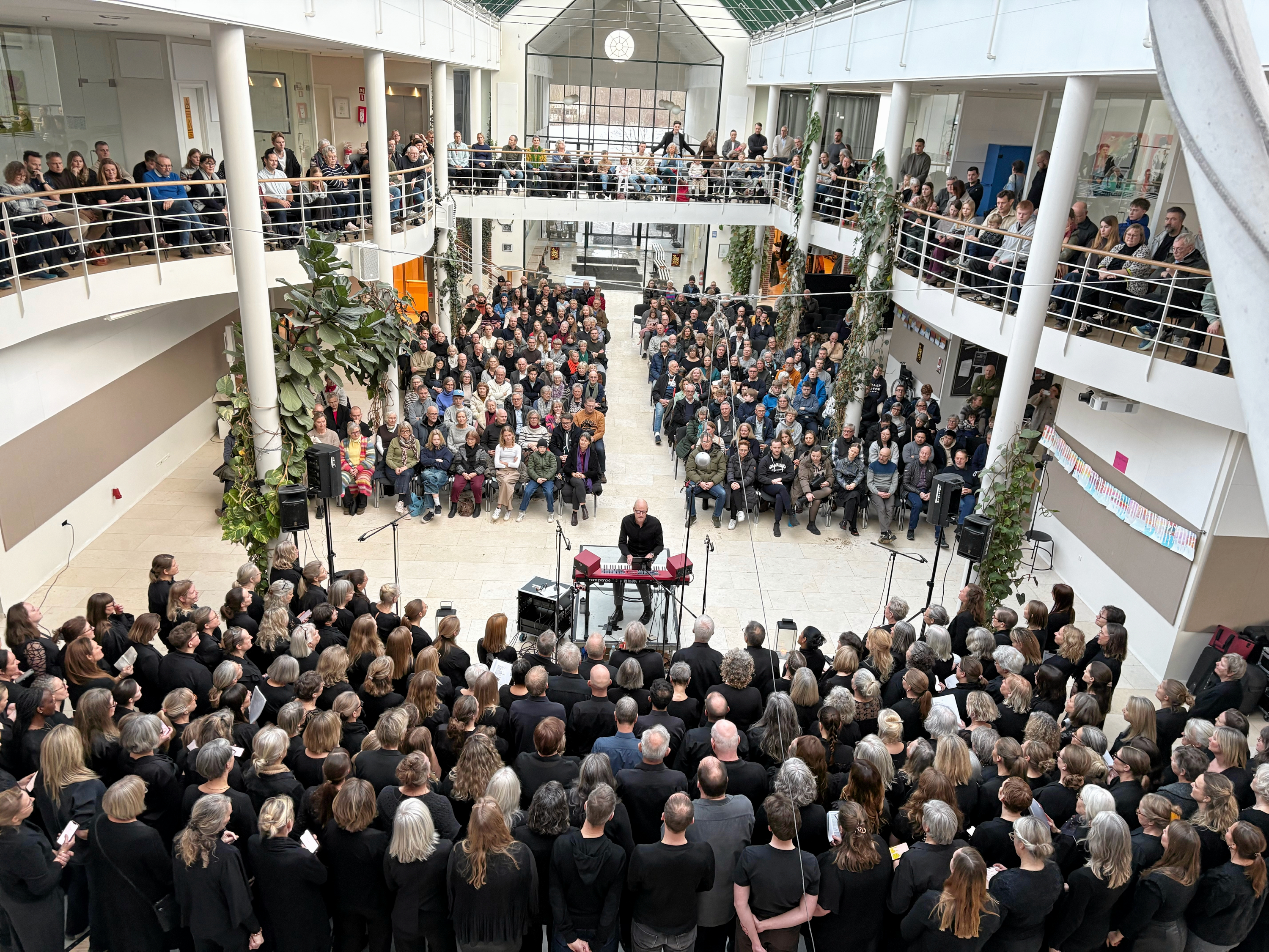 Der er næsten lige så mange på scenen som på tilskuerpladserne, når Open Voices giver koncert.