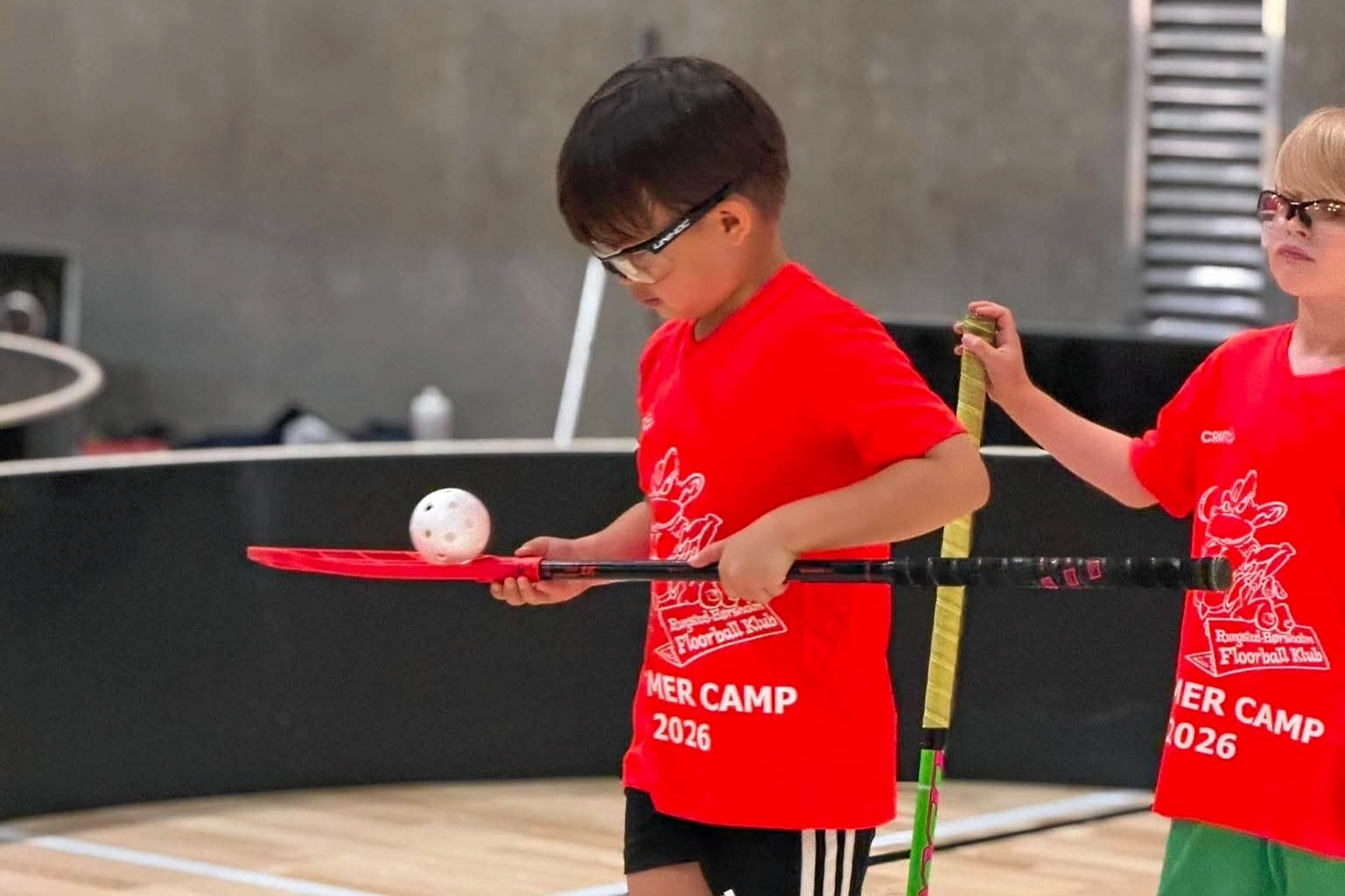 Det kræver også koncentration at balancere med en floorball. - Presse Det kræver også koncentration at balancere med en floorball.