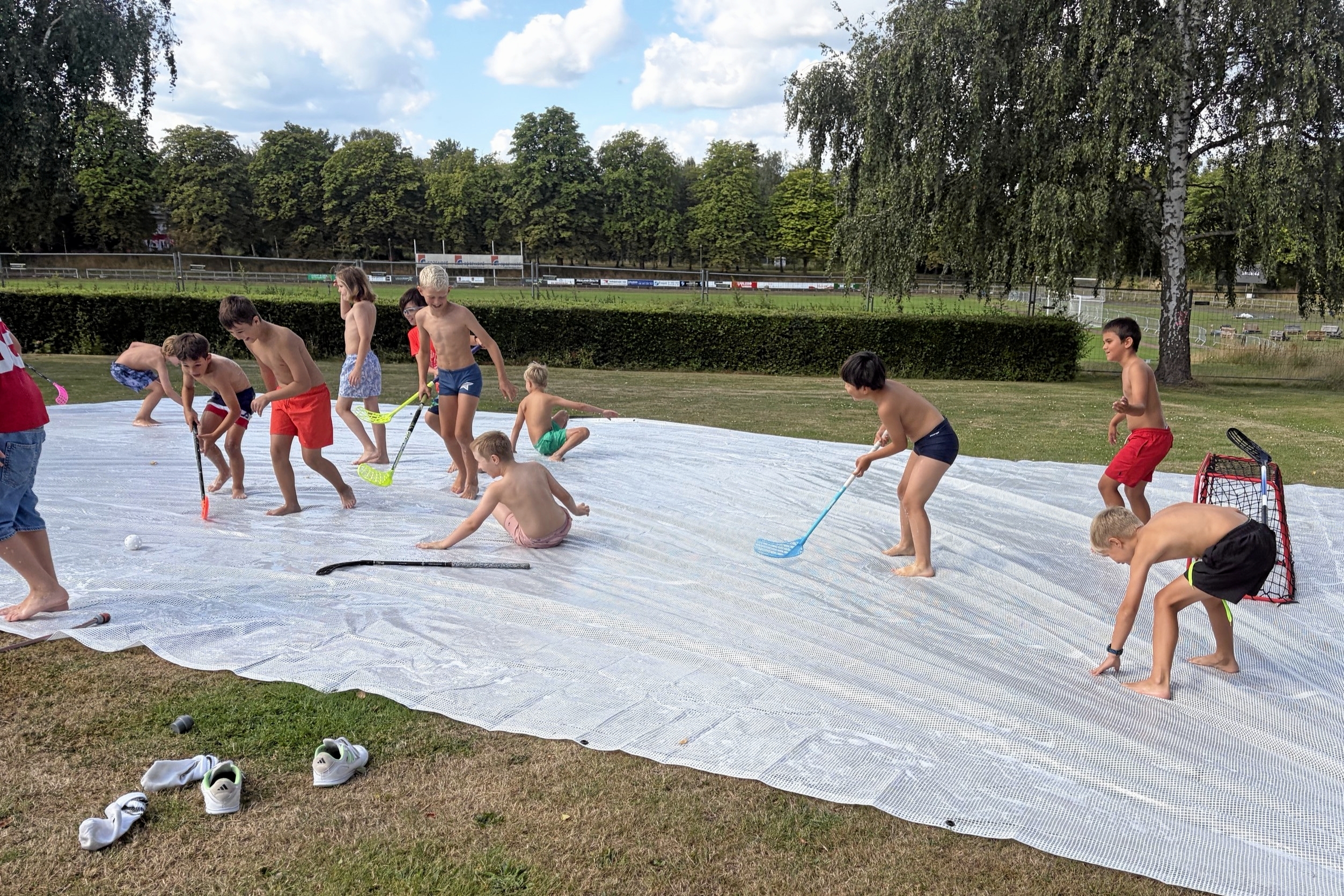 Rungsted Hørsholm Floorball Klubs sommerferieaktiviteter kunne også bruge det gode vejr. - Presse Rungsted Hørsholm Floorball Klubs sommerferieaktiviteter kunne også bruge det gode vejr.