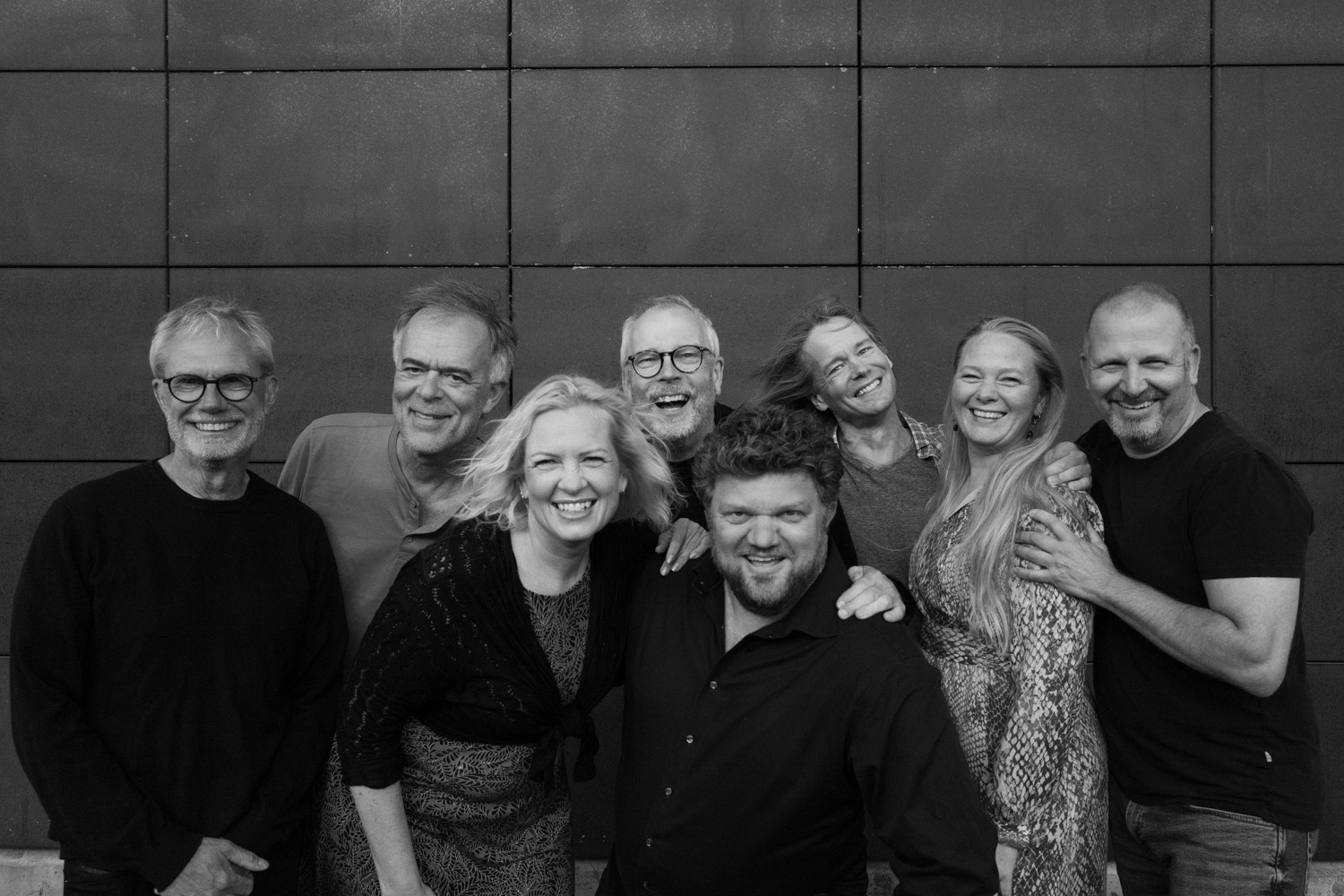 Forsanger Mads Lisby leder et otte mand stort orkester.