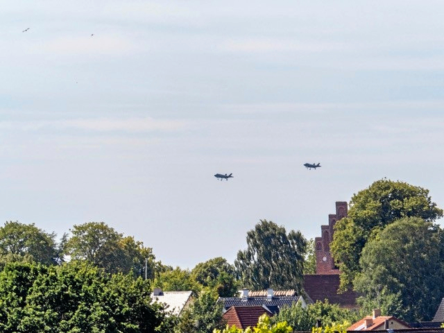 Eva Hvelplund stod klar på golfklubbens højeste punkt, da to F-35-fly fløj over Furesø.