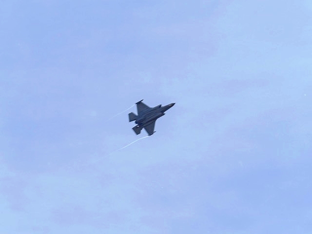 Besøget var ikke en del af det officielle program for Store Flyvedag, men blev annonceret i nyhederne, og det hørte Eva Hvelplund, der greb sit kamera. - Eva Hvelplund Besøget var ikke en del af det officielle program for Store Flyvedag, men blev annonceret i nyhederne, og det hørte Eva Hvelplund, der greb sit kamera.