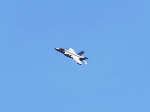 For de mange flyinteresserede i området blev F-35'ernes uventede visit et ekstra højdepunkt. - Eva Hvelplund For de mange flyinteresserede i området blev F-35'ernes uventede visit et ekstra højdepunkt.