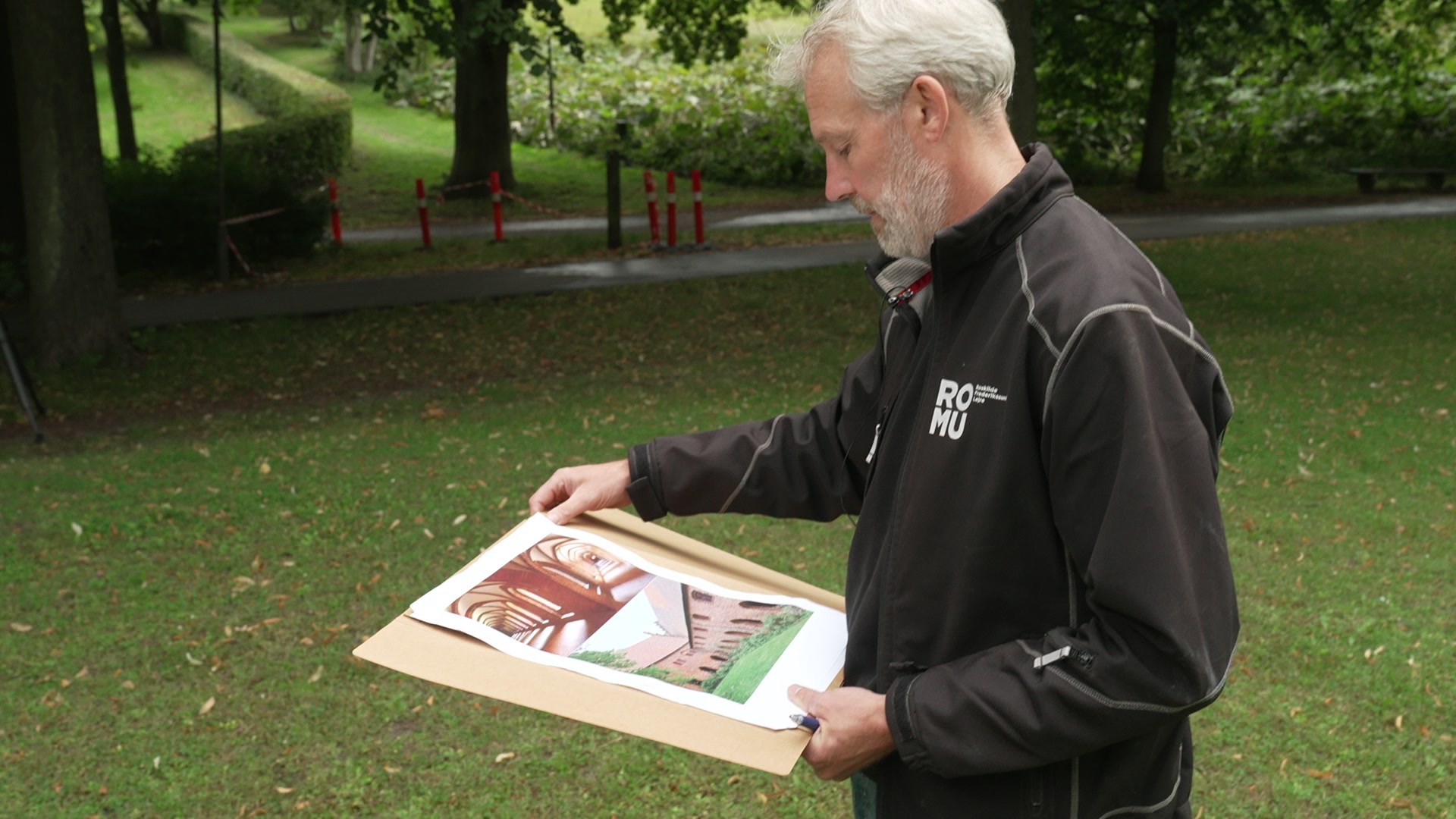 Jesper Langkilde, museumsinspektør og arkæolog på Romu, med illustrationer af klosteret.