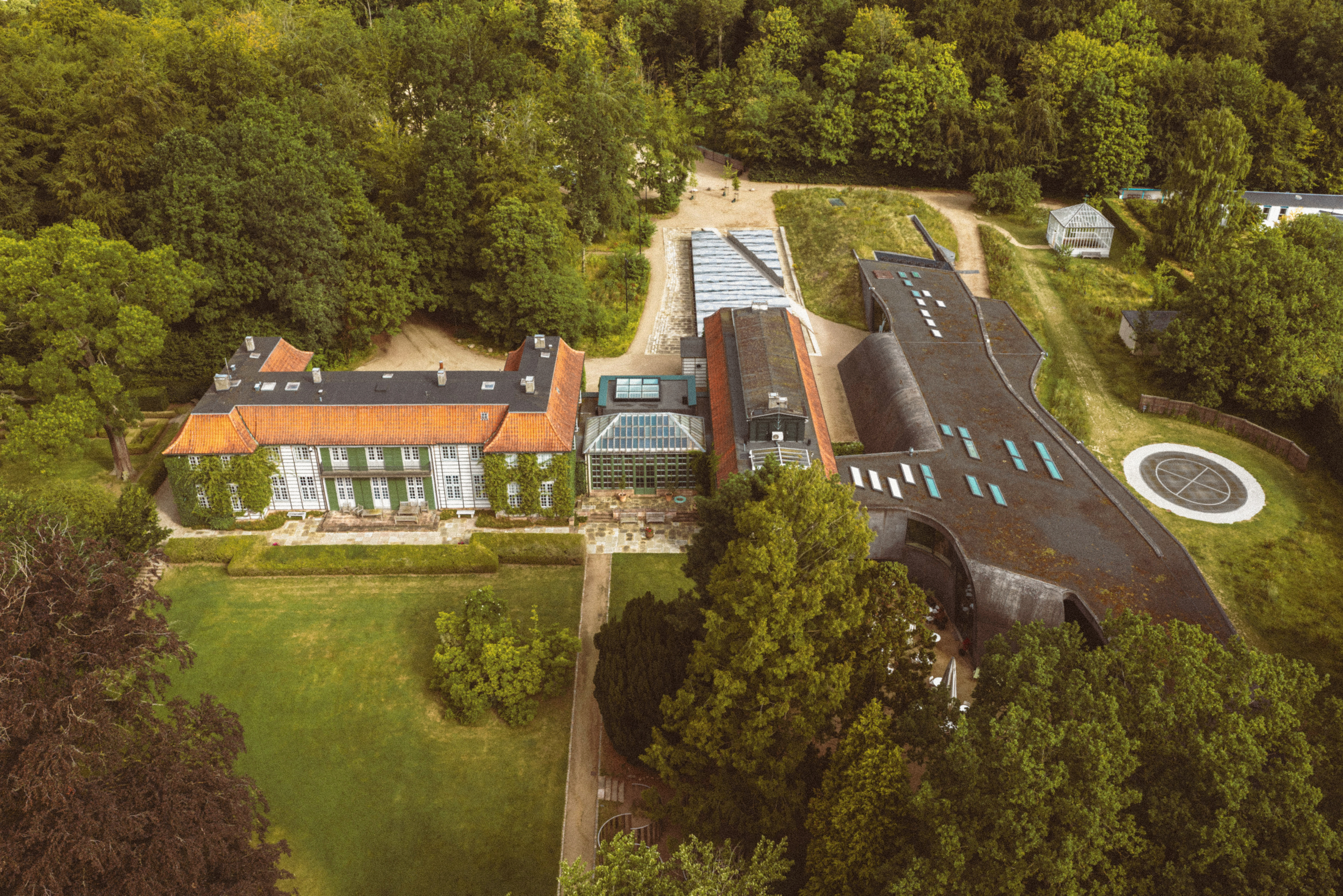 Museum Ordrupgaard viser med sin nye visuelle identitet museets mangeartede tilbud inden for kunst, design og arkitektur.