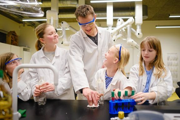 Børn i Faxe kan nu deltage i gratis videnskabshold på Midtsjællands Gymnasium, hvor frivillige gymnasieelever guider dem i naturvidenskabelige aktiviteter.