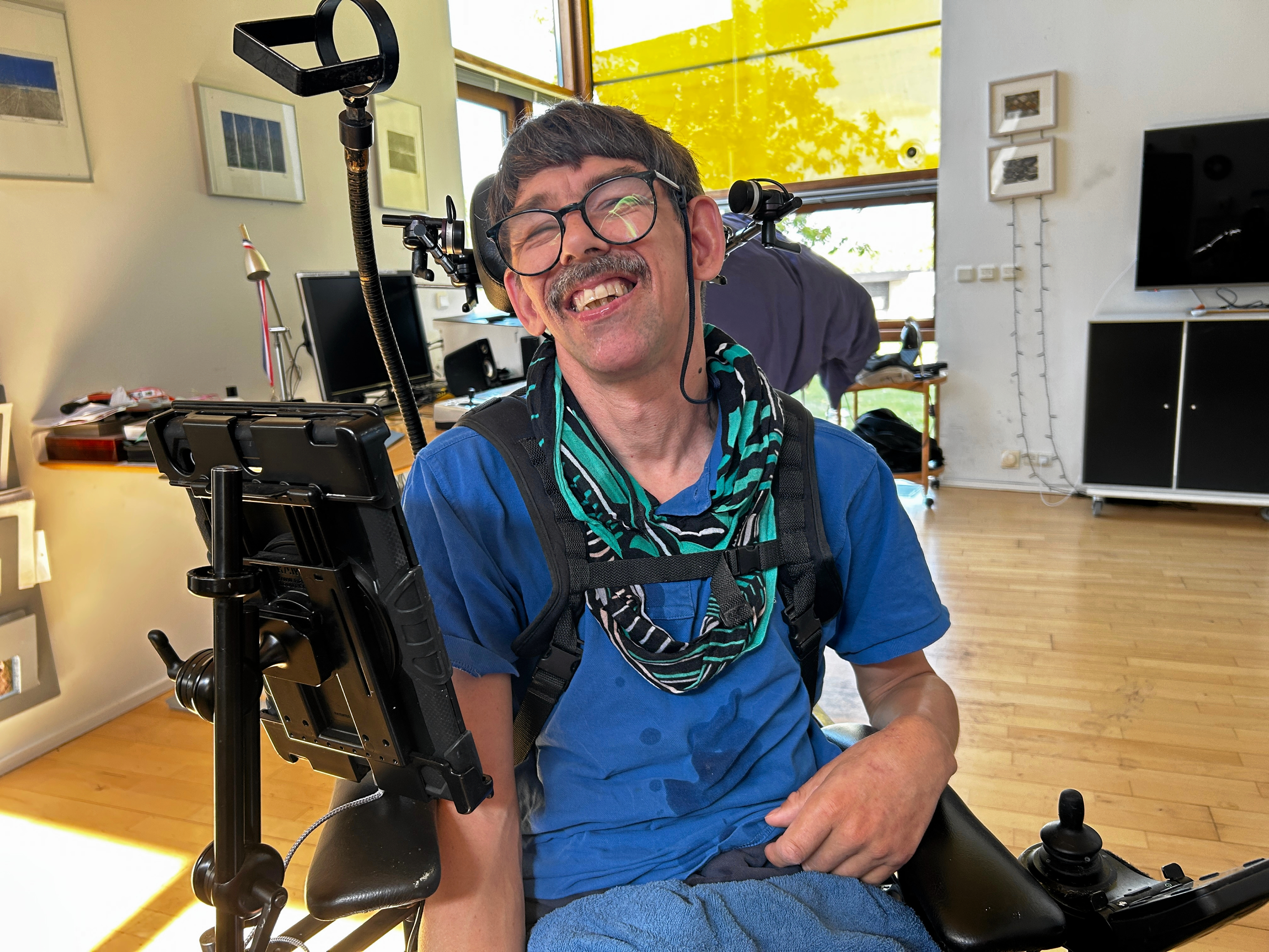 Den 49-årige forfatter håber med sine bøger at give læserne et nyt indblik i livet med handicap.