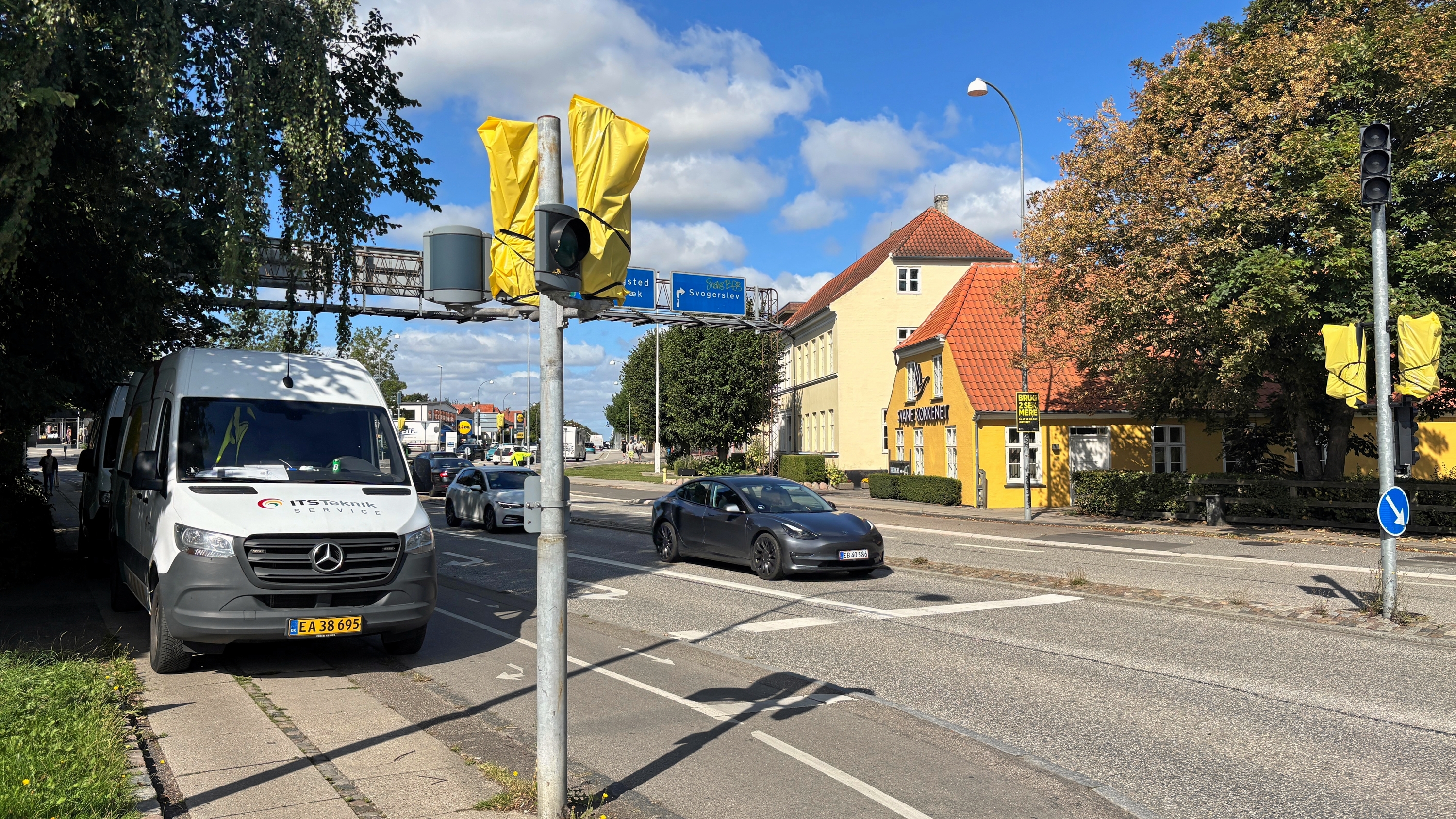 ITS Teknik er igen i dag i krydset og arbejder på at få sparket gang i Spritkrydset. - Steen Østbjerg ITS Teknik er igen i dag i krydset og arbejder på at få sparket gang i Spritkrydset.