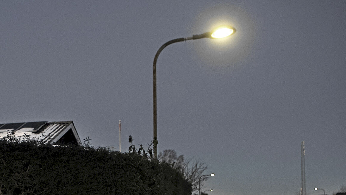 I 2022 blev tændingstiderne på gadebelysningen reduceret som følge af den daværende energikrise. Nu får kommunen nye tændingstider.
