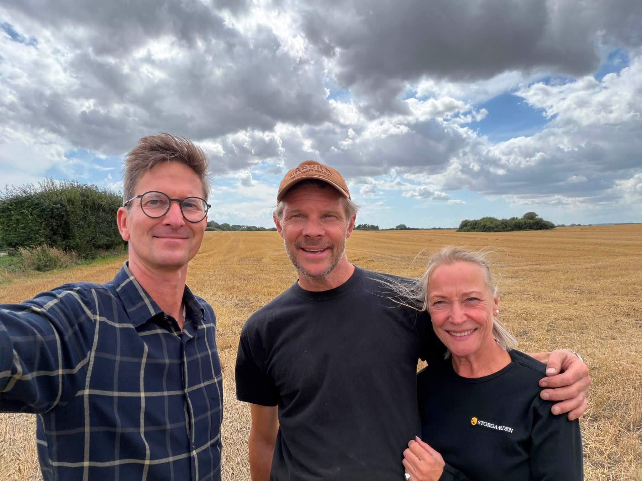 Både Nicolai Lund Jensen og Ane Dolward fra Business Faxe har brugt nogle sommeruger på at være i praktik hos medlemmerne. Her er Nicolaj i praktik på Storgaarden i Terslev hos Peter Kiær og Malene Louise Snedgaard.