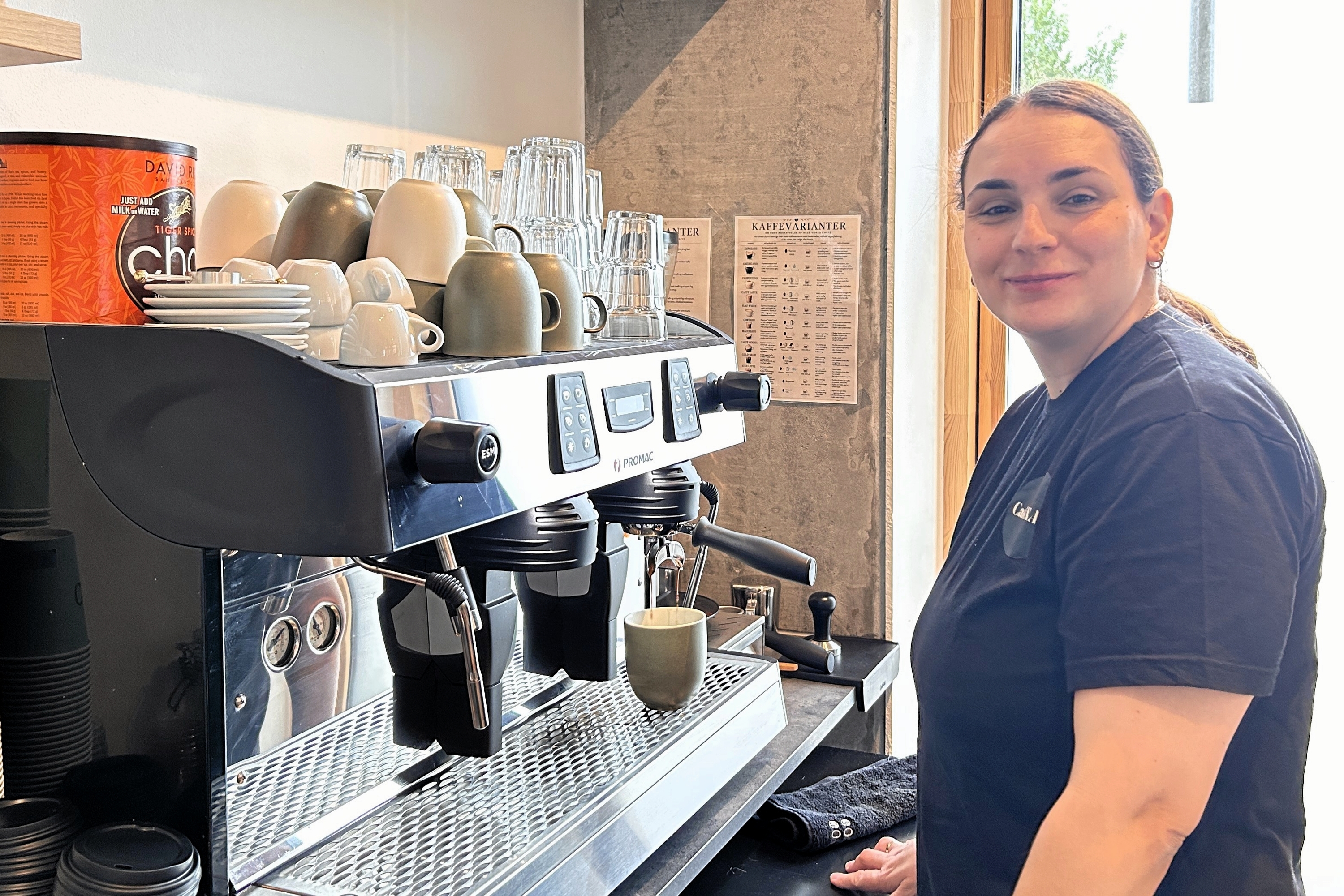 Valdeta Kaya håber, at cafeen kan blive et samlingspunkt i den hurtigt voksende bydel. - Kasper Ellesøe Valdeta Kaya håber, at cafeen kan blive et samlingspunkt i den hurtigt voksende bydel.