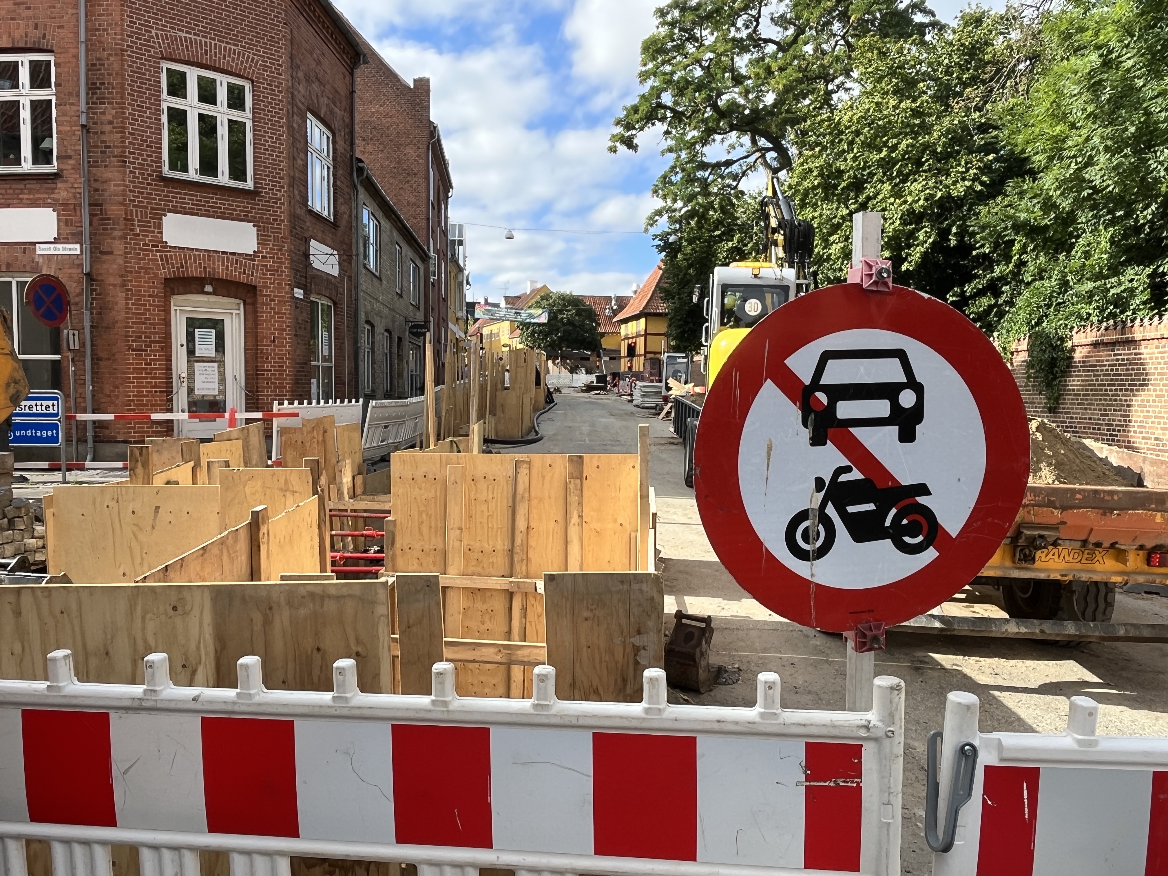 Der er fuldstændig spærret for biler i Sankt Ols Gade, og nu forlænges perioden, hvor bilerne ikke kan komme igennem.