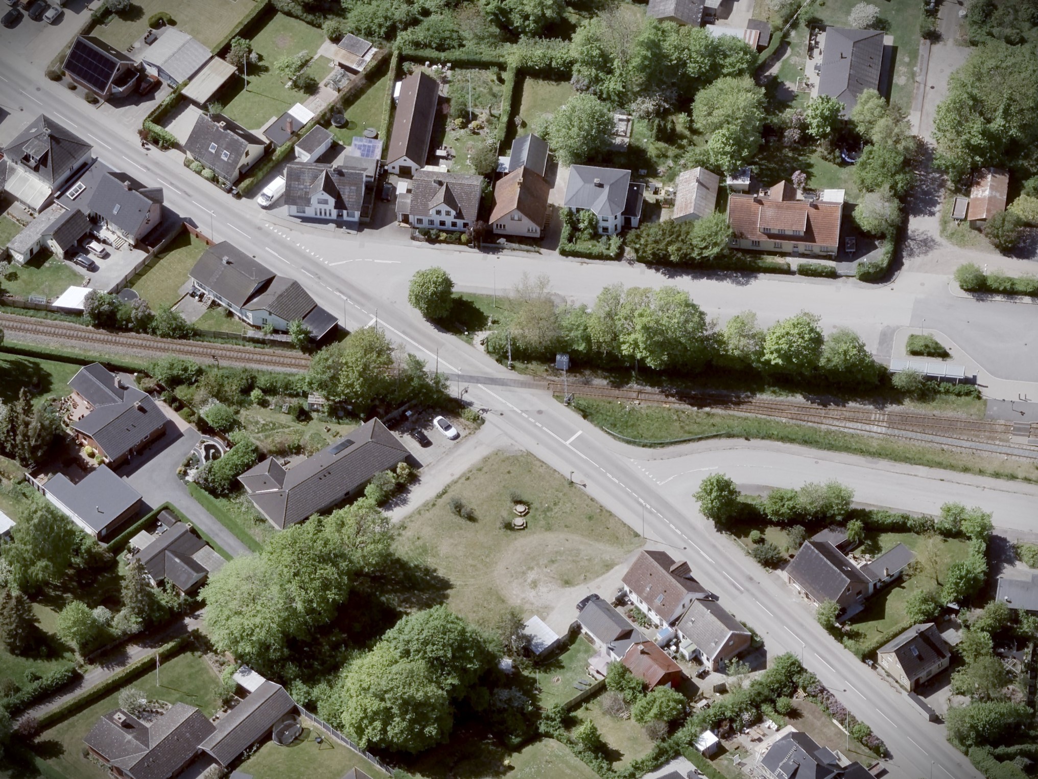 Det er her midt i Kirke Eskilstrup, at jernbanen krydser Borgergade.