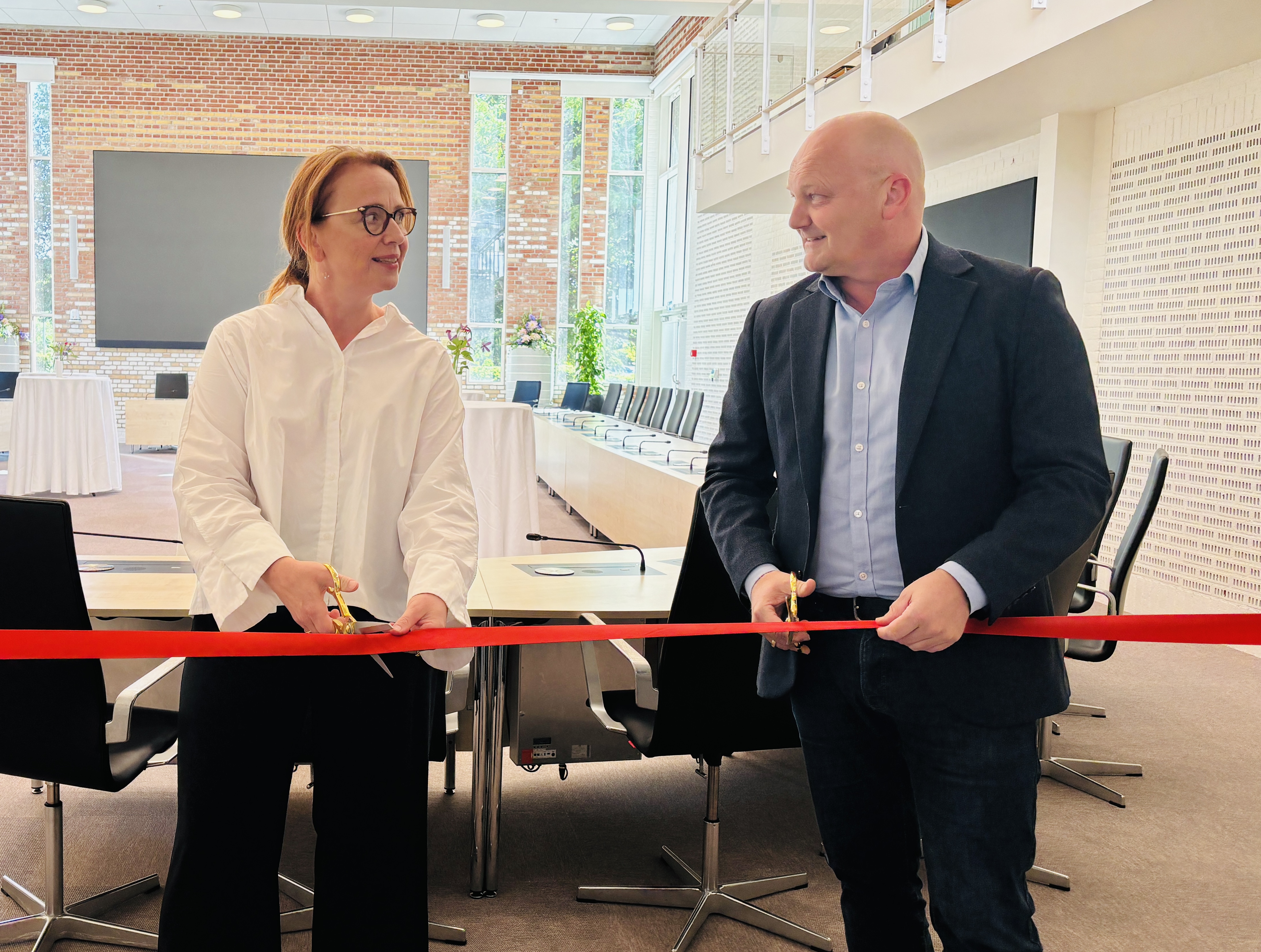 Der blev tirsdag officielt taget hul på et nyt kapitel i Regionshuset i Sorø, da Trine Birk Andersen (S) og Lars Gaardhøj (S) indviede den udvidede regionsrådssal.