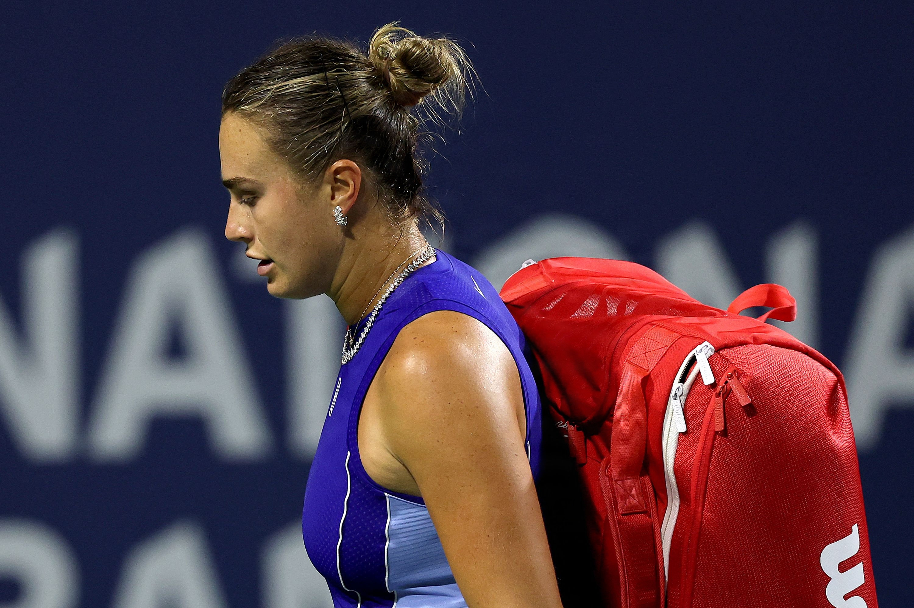 En skuffet Aryna Sabalenka forlader banen den 8. august efter et nederlag og tidligt exit i Toronto. Nu ser hun frem mod turneringen i Cincinnati.