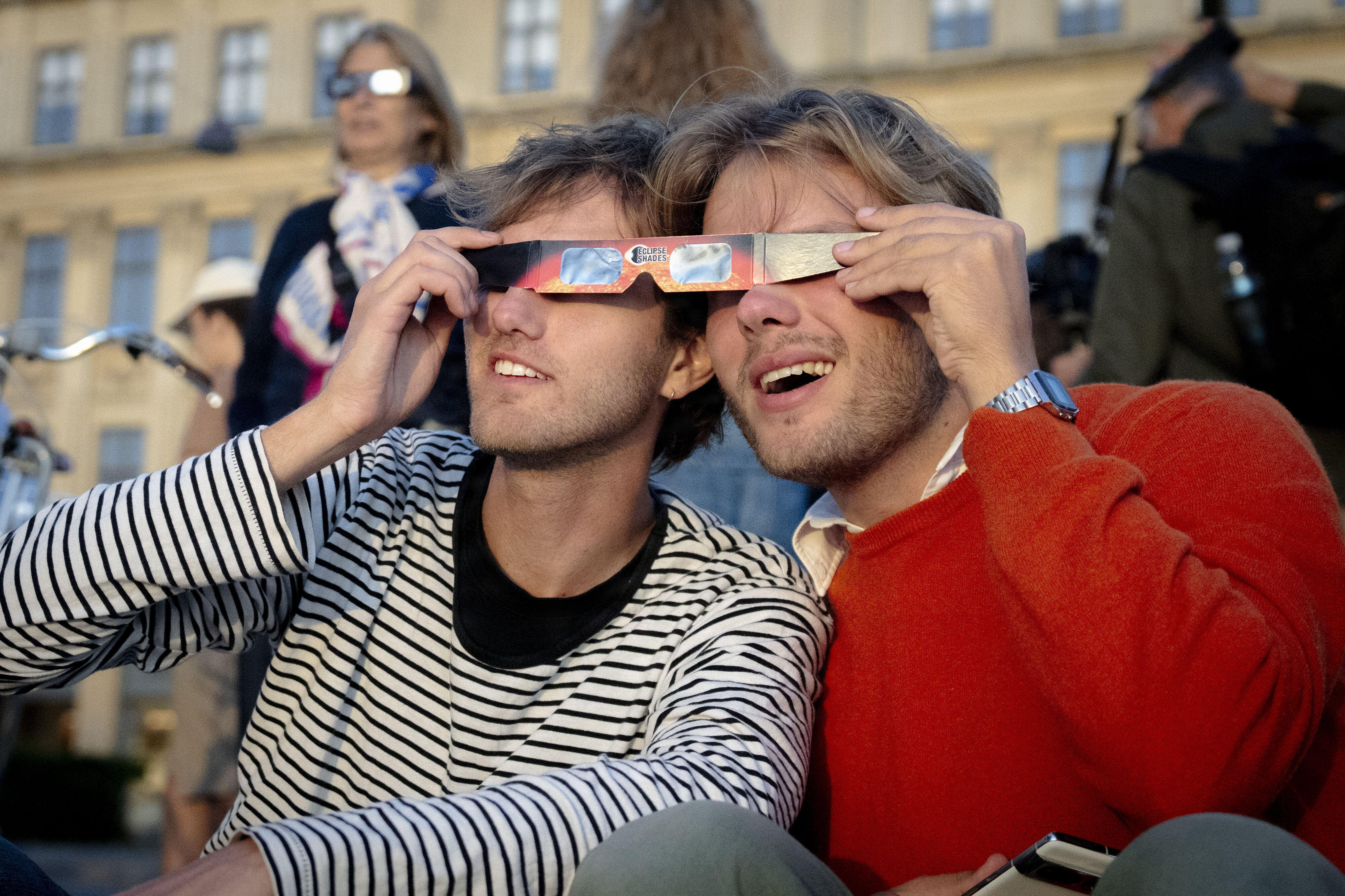 Folk kigger på Solformørkelse gennem formørkelsesbriller ved søerne i København onsdag den 12. august 2026.