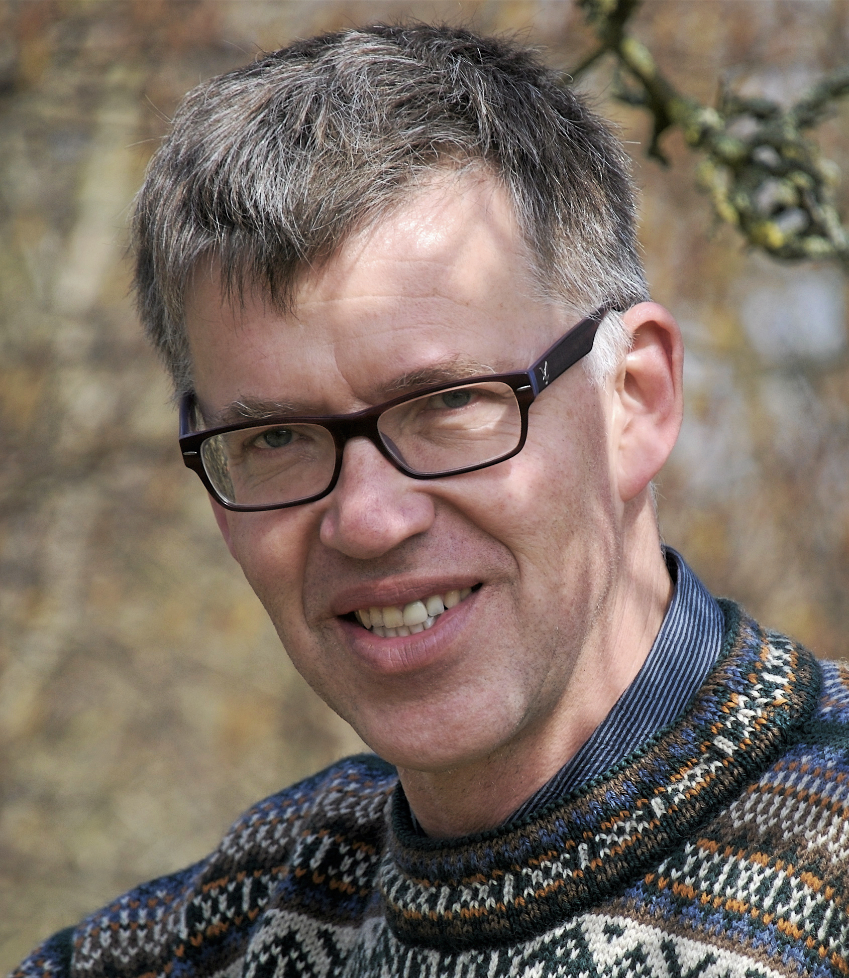 Michael Stoltze, der har en ph.d. i Danmarks dagsommerfugle og har gennemført en landsdækkende undersøgelse af deres udbredelse, er også forfatter til flere anerkendte bøger.