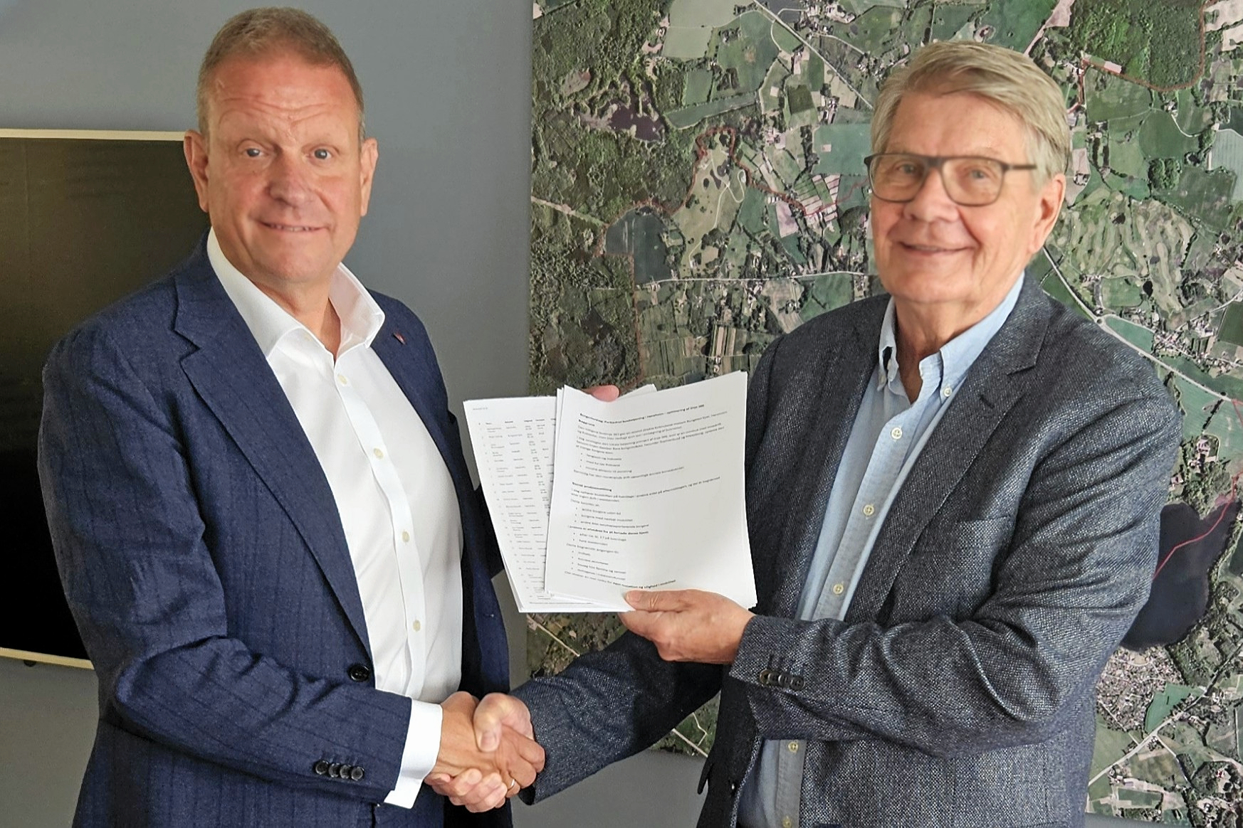 Ældre Sagens formand Peter Melander Brandi (th.) overbringer borgerforslaget og de mange underskrifter til borgmester Morten Slotved