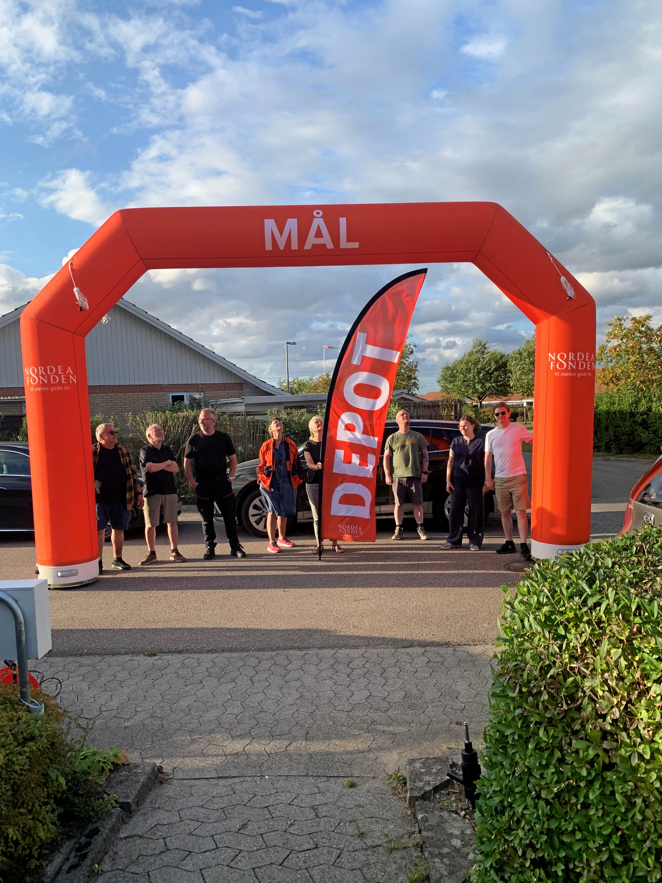 Den nye målportal i orange står klar, efter arrangørerne har opsat den ved målområdet.
