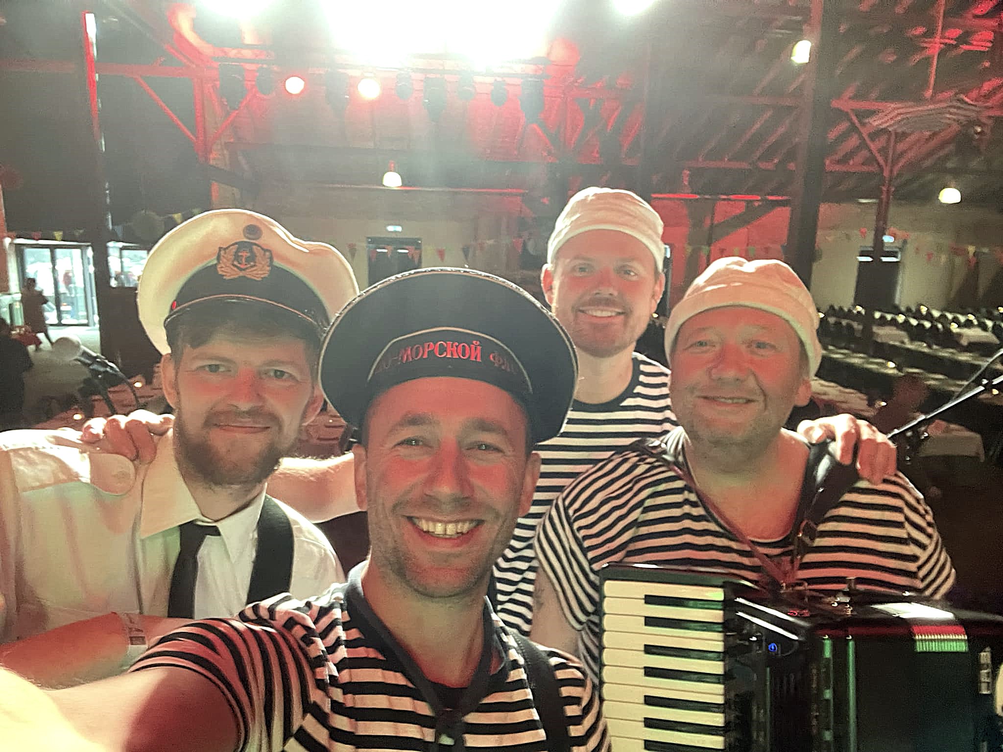 Matroserne spiller blandt andet sømandssange, når de optræder på det maritime folkemøde.
