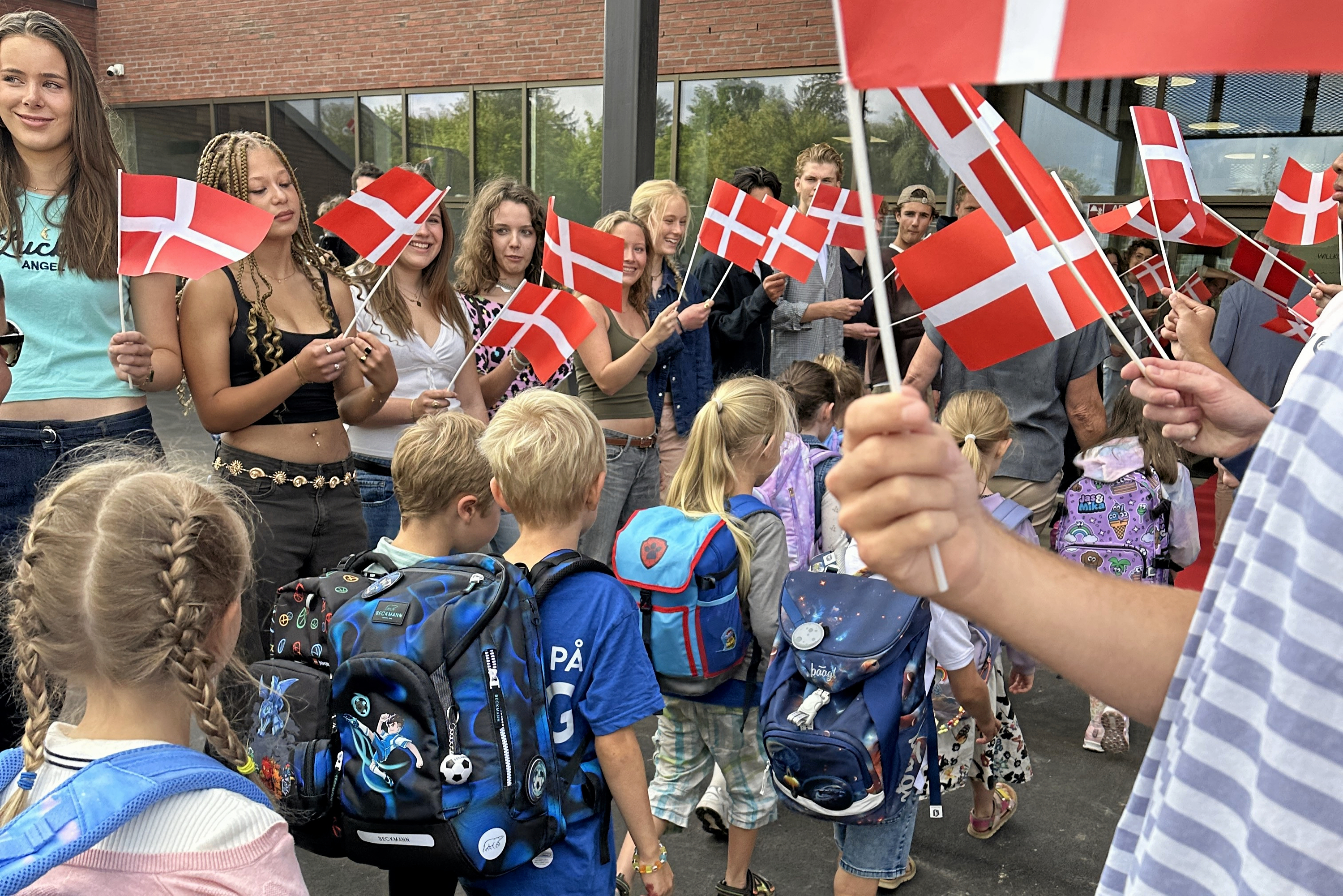 skolens ældste elever bød de nye elever velkommen i traditionel flagparade.