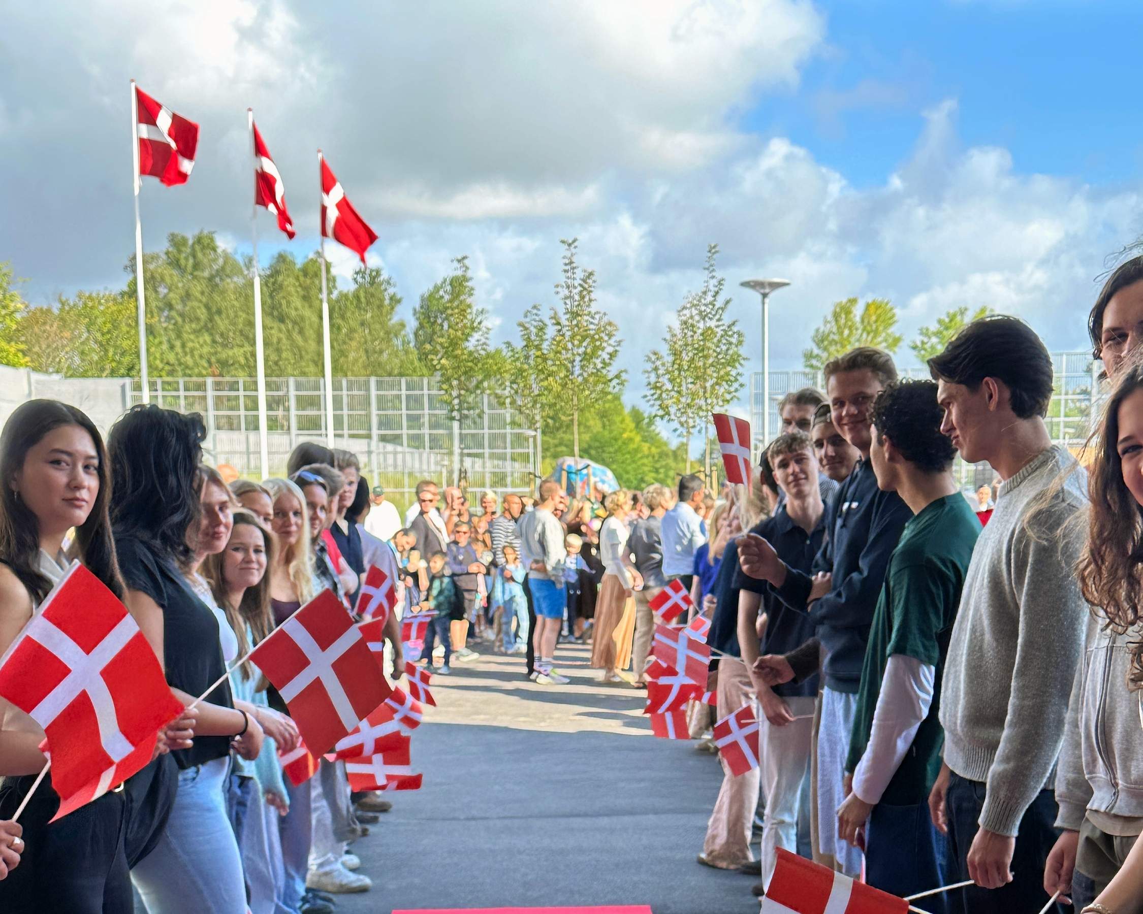 Årets skolestart på NGG, der er en international skole med omkring 80 nationaliteter repræsenteret blandt eleverne. Dansk og engelsk er en naturlig del af hverdagen - Presse Årets skolestart på NGG, der er en international skole med omkring 80 nationaliteter repræsenteret blandt eleverne. Dansk og engelsk er en naturlig del af hverdagen