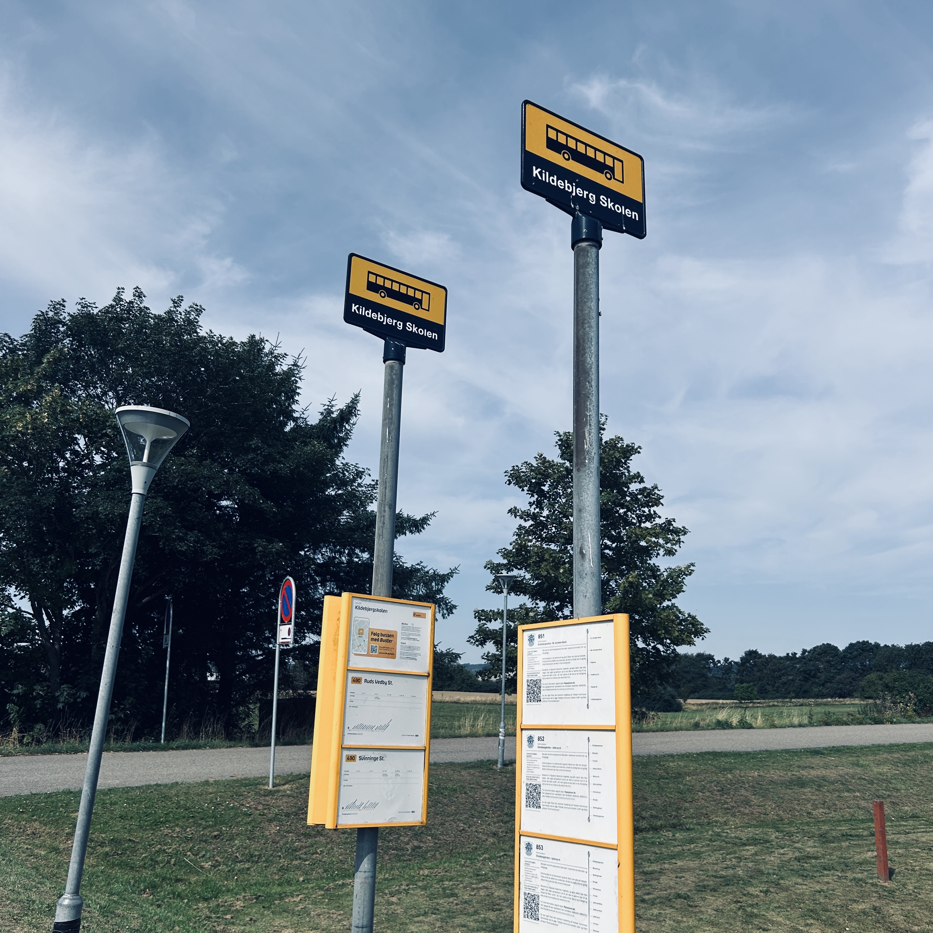 Børnene fra Kildebjergskolen må ofte stå længe og venter på skolebussen siden ændringerne trådte i kraft.