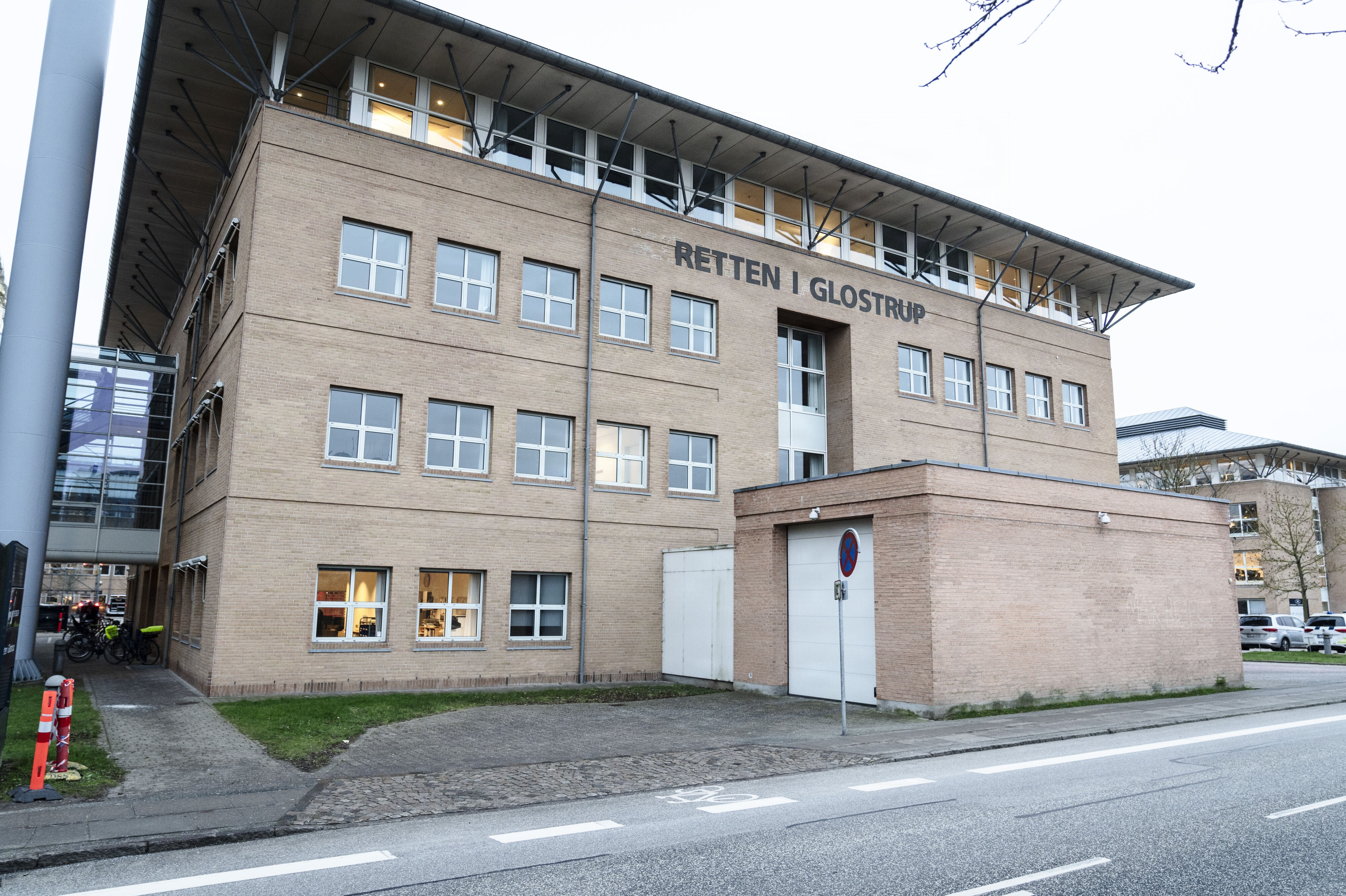 Et forældrepar blev fredag stillet for en dommer i et grundlovsforhør i Retten i Glostrup. Her blev de varetægtsfængslet i sagen, hvor de er mistænkt for at have begået grov vold mod deres nyfødte tvillinger. (Arkivfoto).