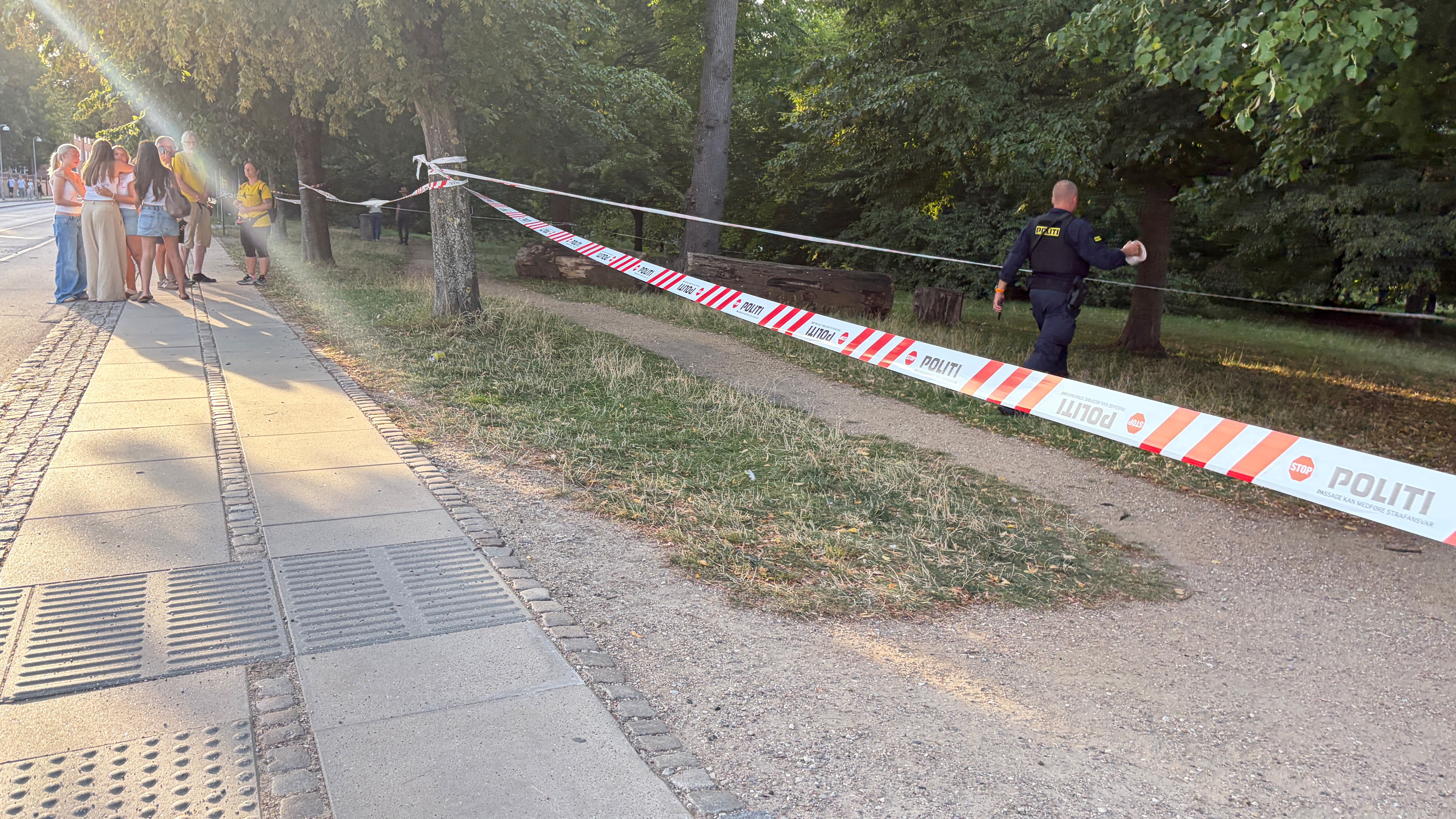Midt- og Vestsjællands Politi er fredag aften massivt tilstede i området ved Folkeparken på Louisevej i Roskilde, hvor de efterforsker et knivoverfald.