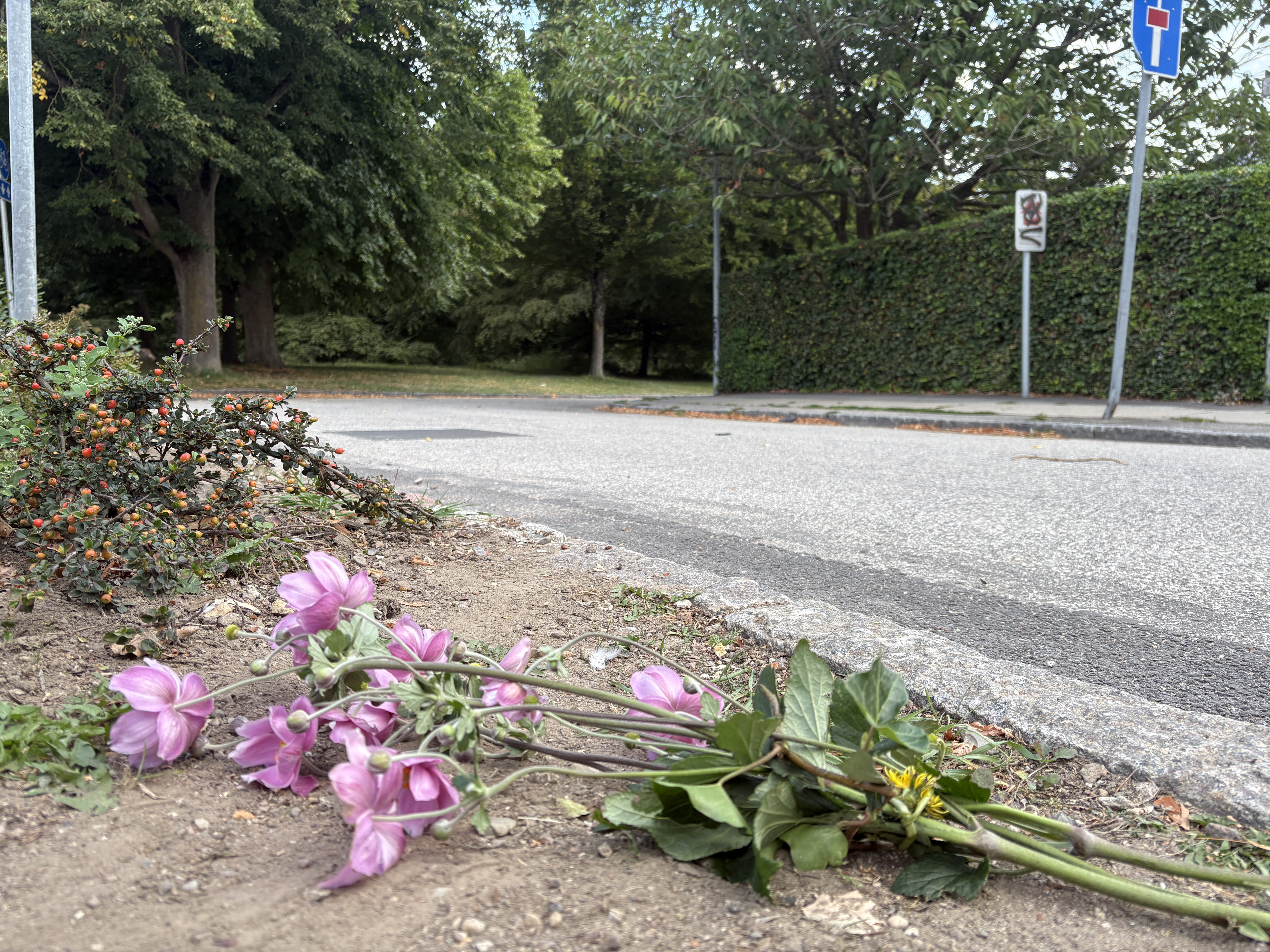De første blomster er lagt ved gerningsstedet.