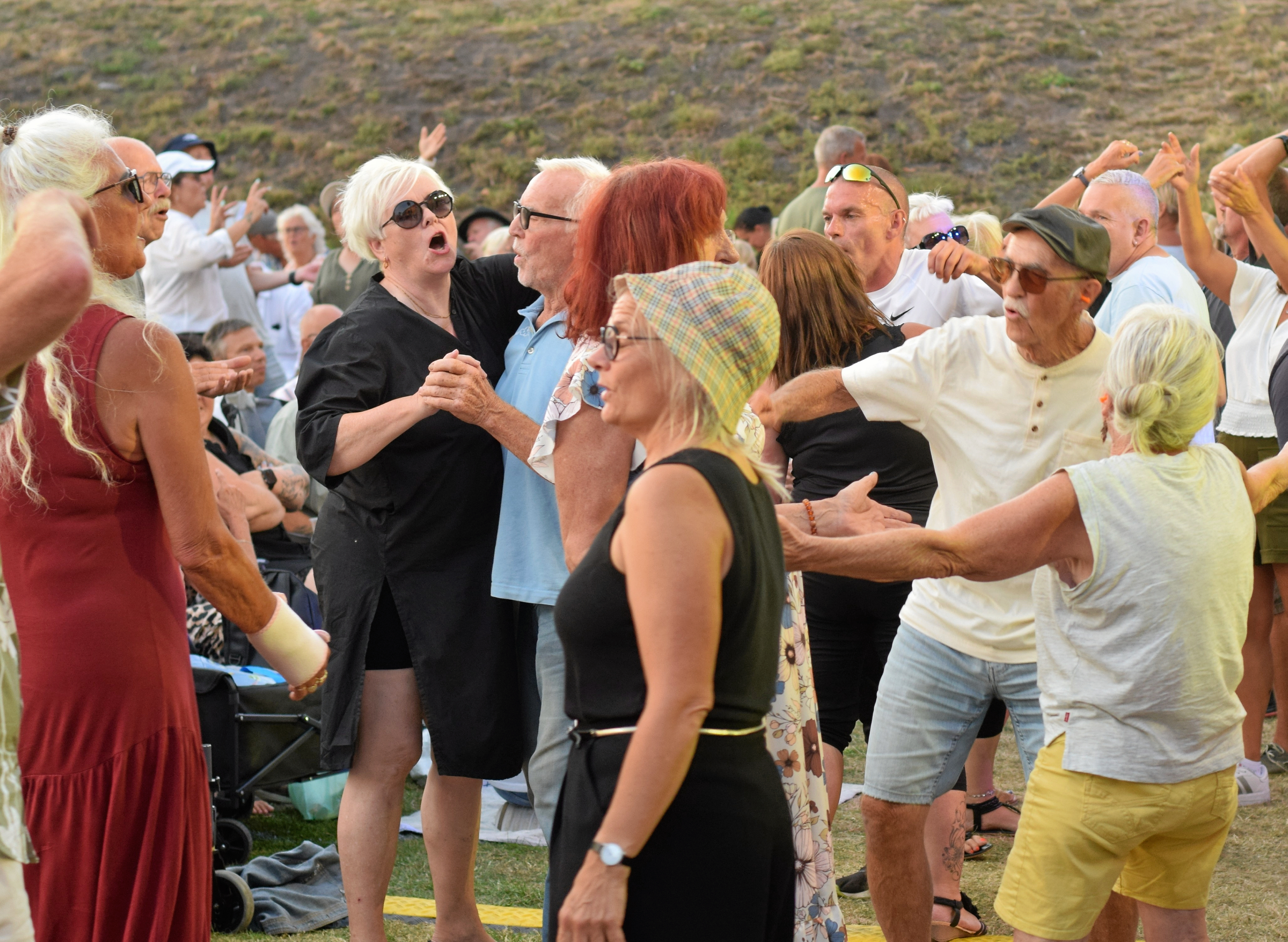 Festlig Fredags Festival bød på sange man kan synge med på og danse til, og det var populært.