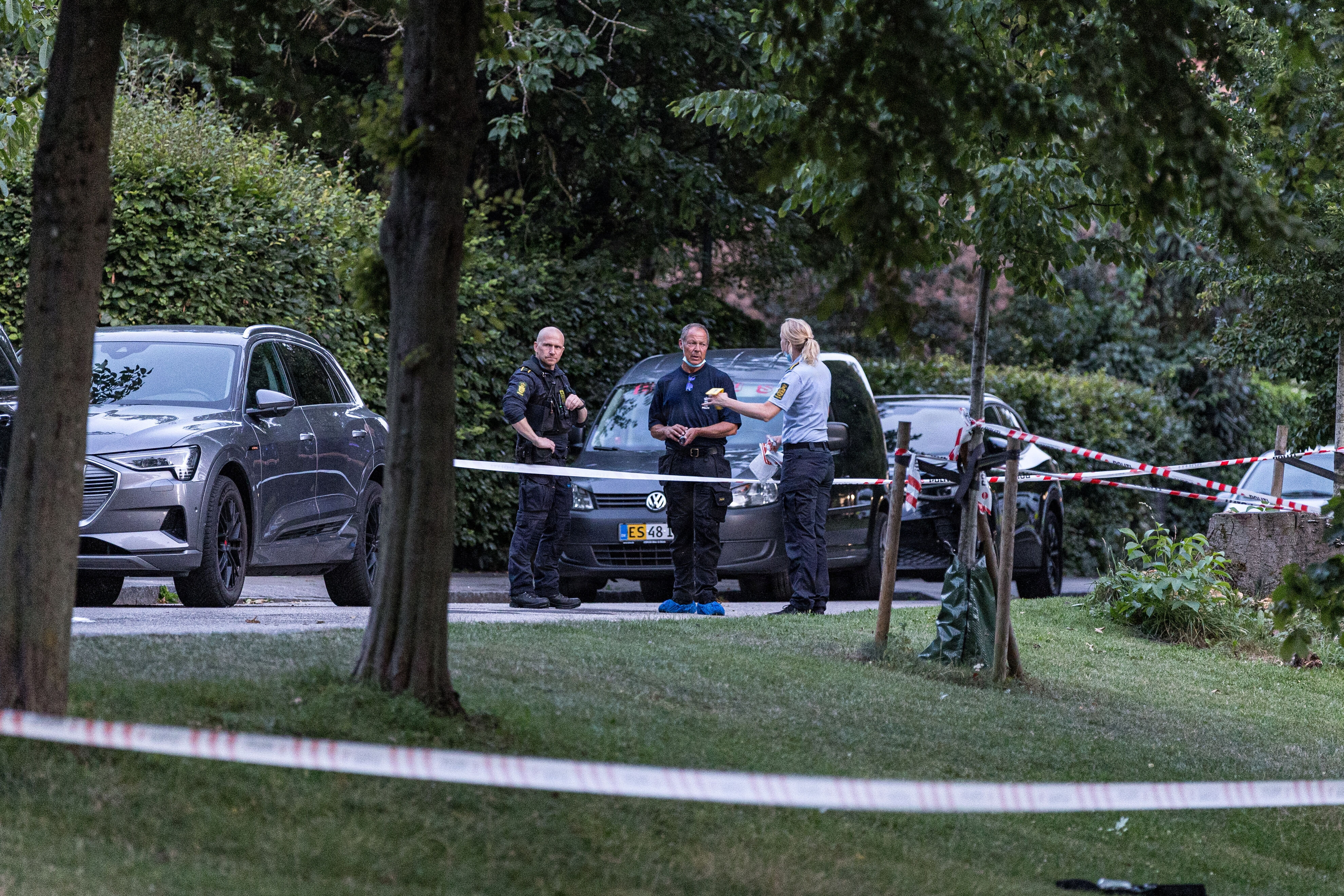 Politiet var til stede fredag eftermiddag og aften, da knivstikkeriet havde fundet sted, og arbejdede på gerningsstedet.