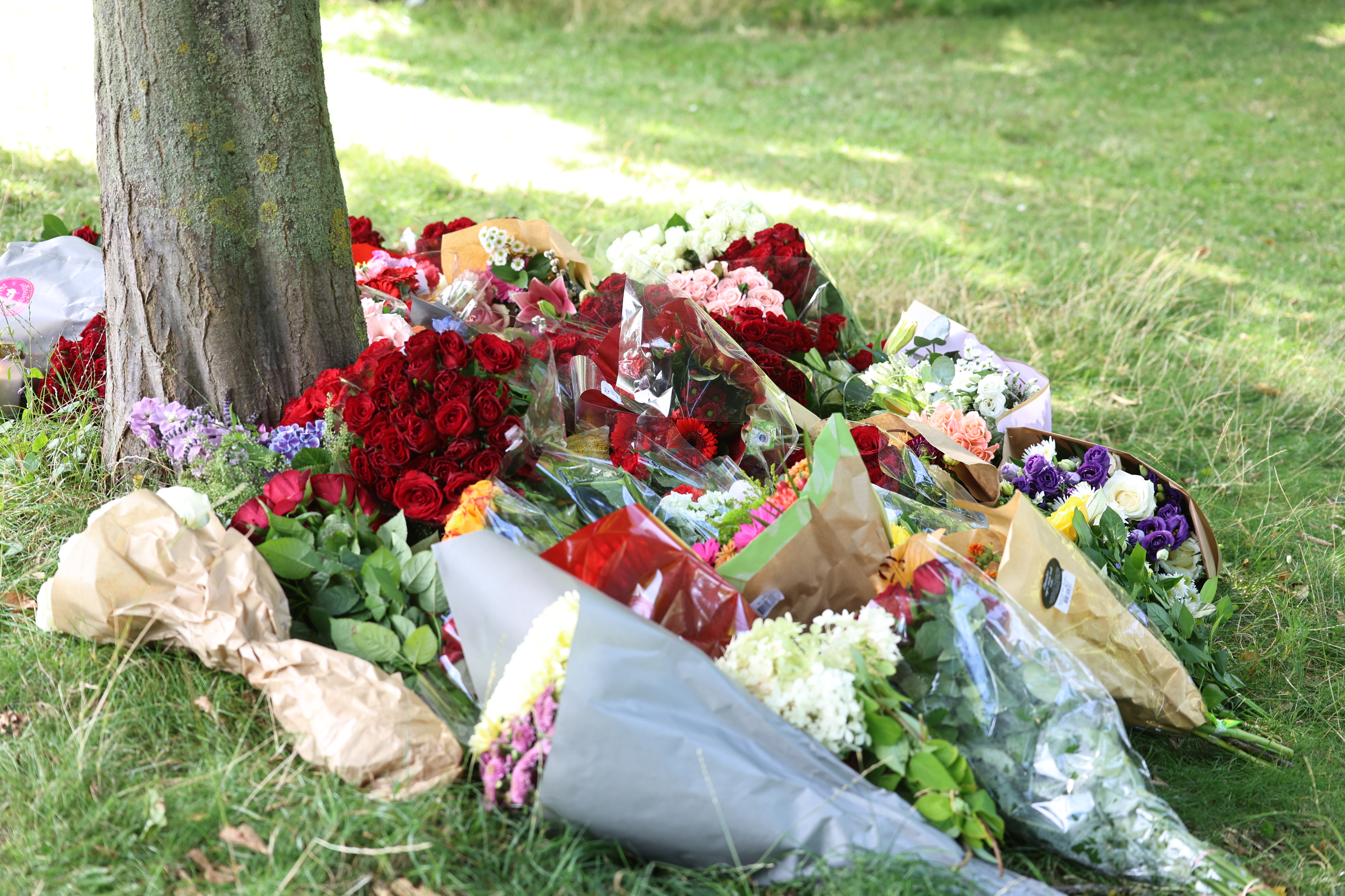 Flere har lagt blomster på gerningsstedet.