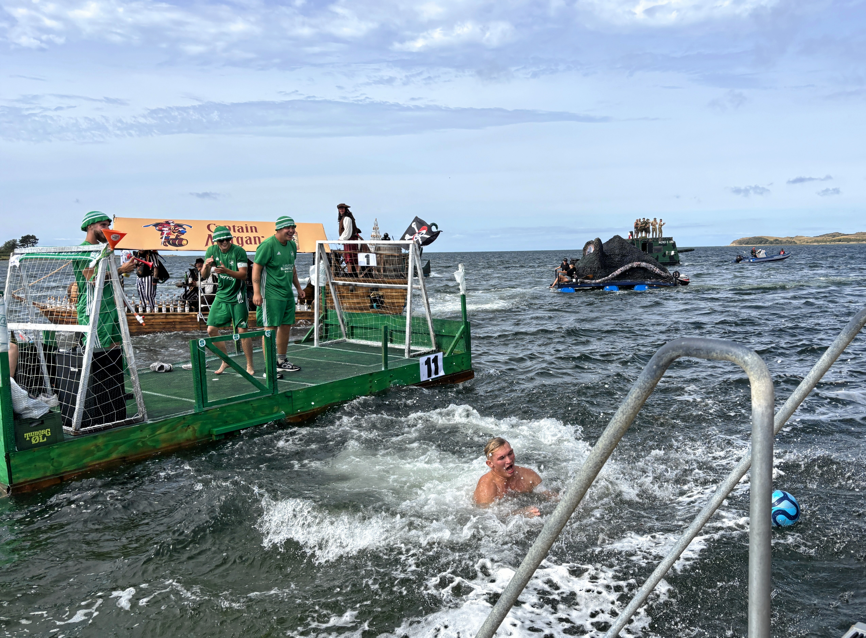 En af deltagerne til Havnsø Badekarrace var en flydende fodboldbane, og her ses en deltager på jagt efter fodbolden, som røg overbord.