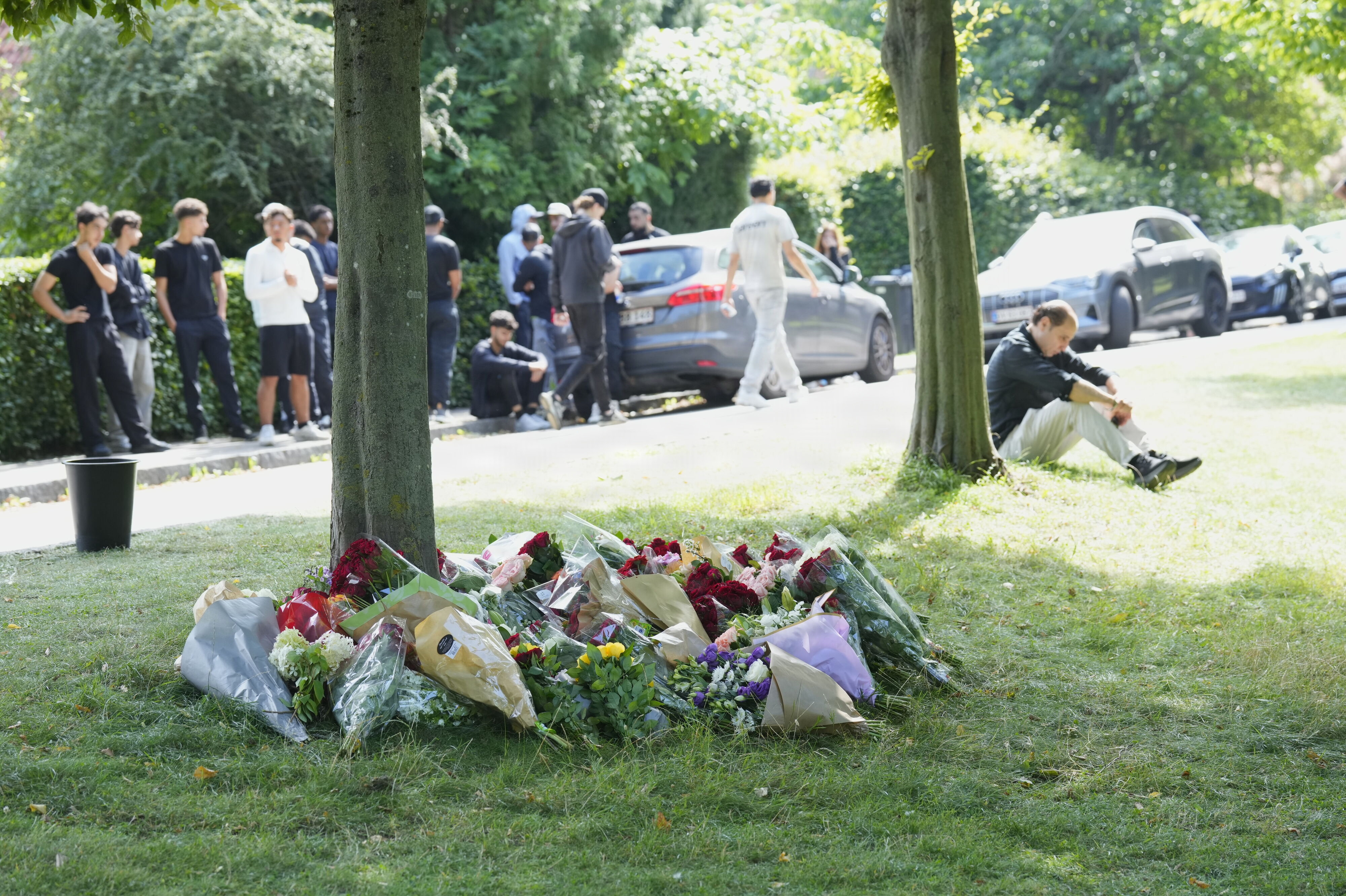 En 16-årig gymnasieelev fra Himmelev Gymnasium blev fredag dræbt af knivstik i forbindelse med en fest for områdets gymnasieelever. Lørdag er der lagt blomster på gerningsstedet.