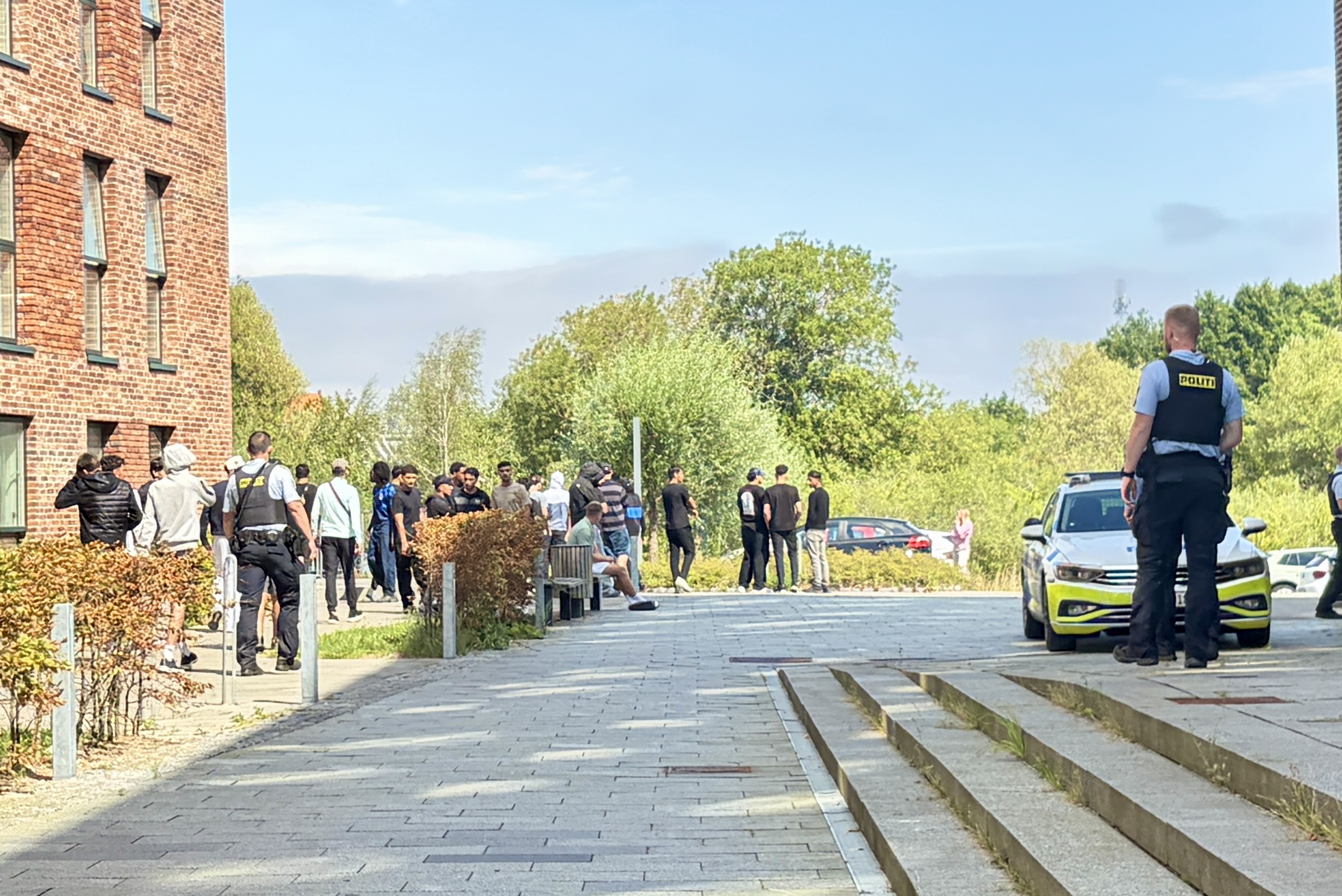 Omkring 20-25 unge drenge og mænd mødte op ved Retten i Roskilde lørdag i forbindelse med grundlovsforhøret af en 16-årig drabssigtet.