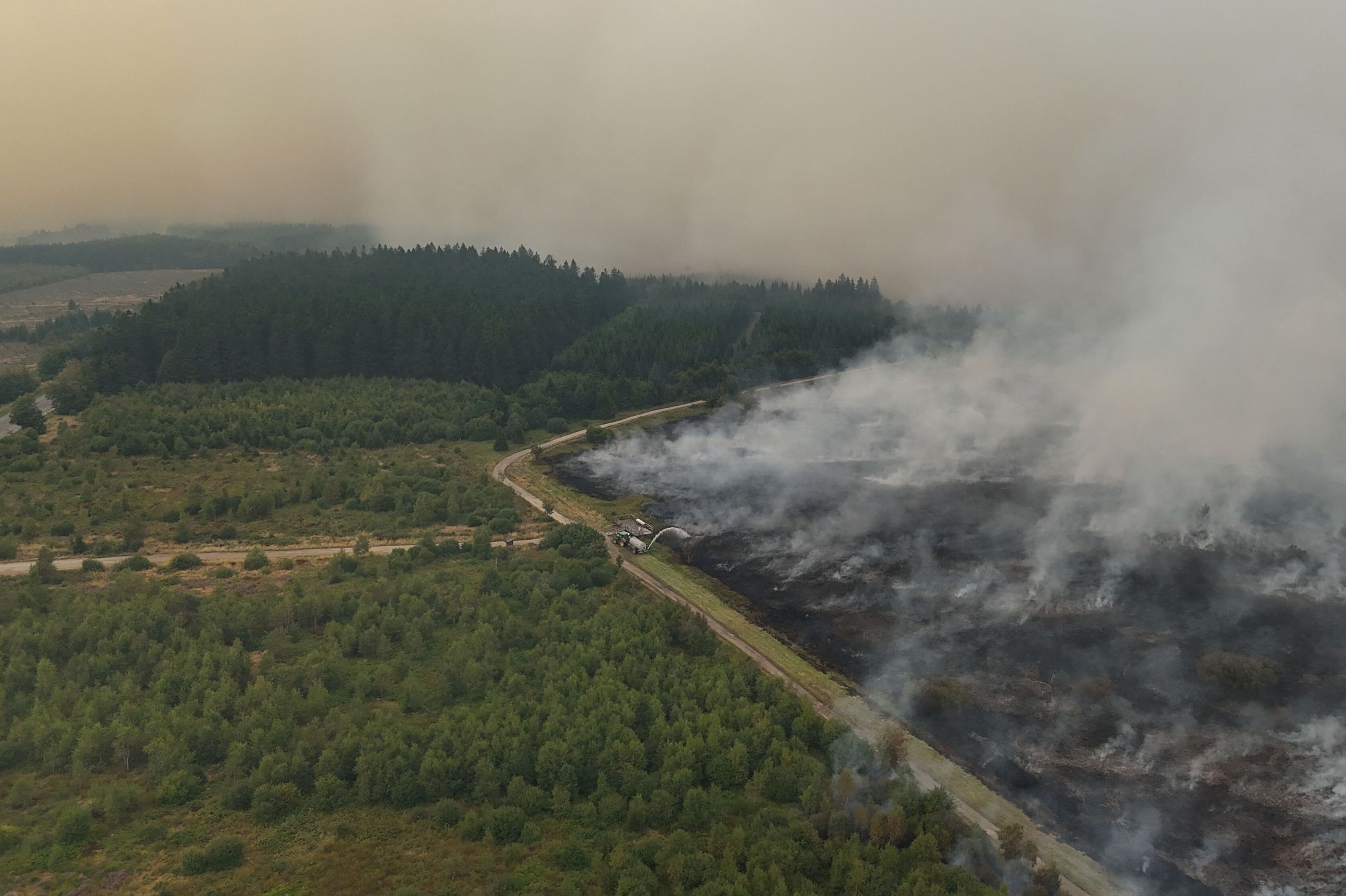 Naturbrand i Belgiens største naturreservat, High Fens, har siden fredag bredt sig til et område på mere end 2700 hektar.