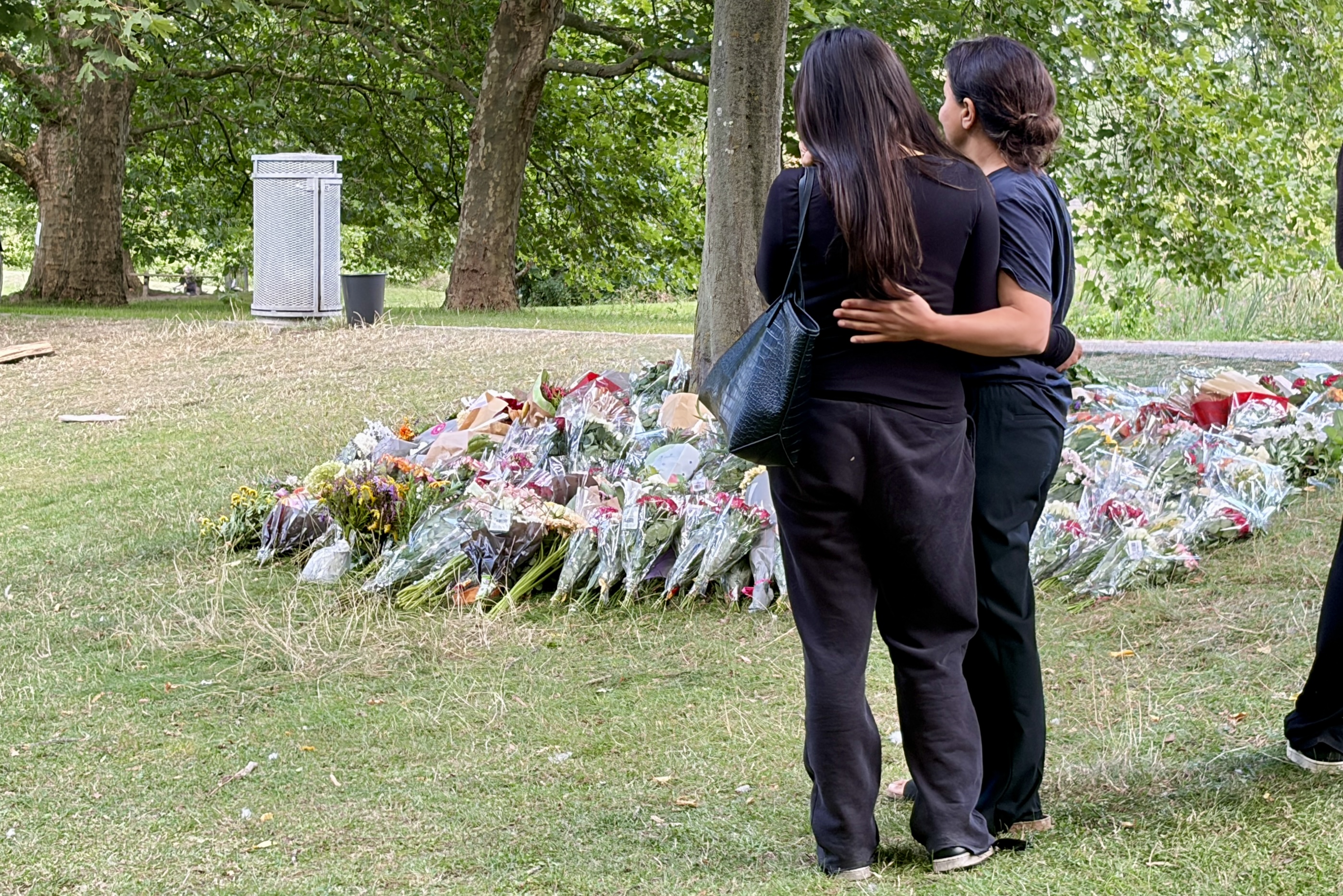 Søndag den 16. august lagde mange vejen forbi Louisevej for at mindes Yousef Khalil Hussein, som blev dræbt med knivstik den 14. august.