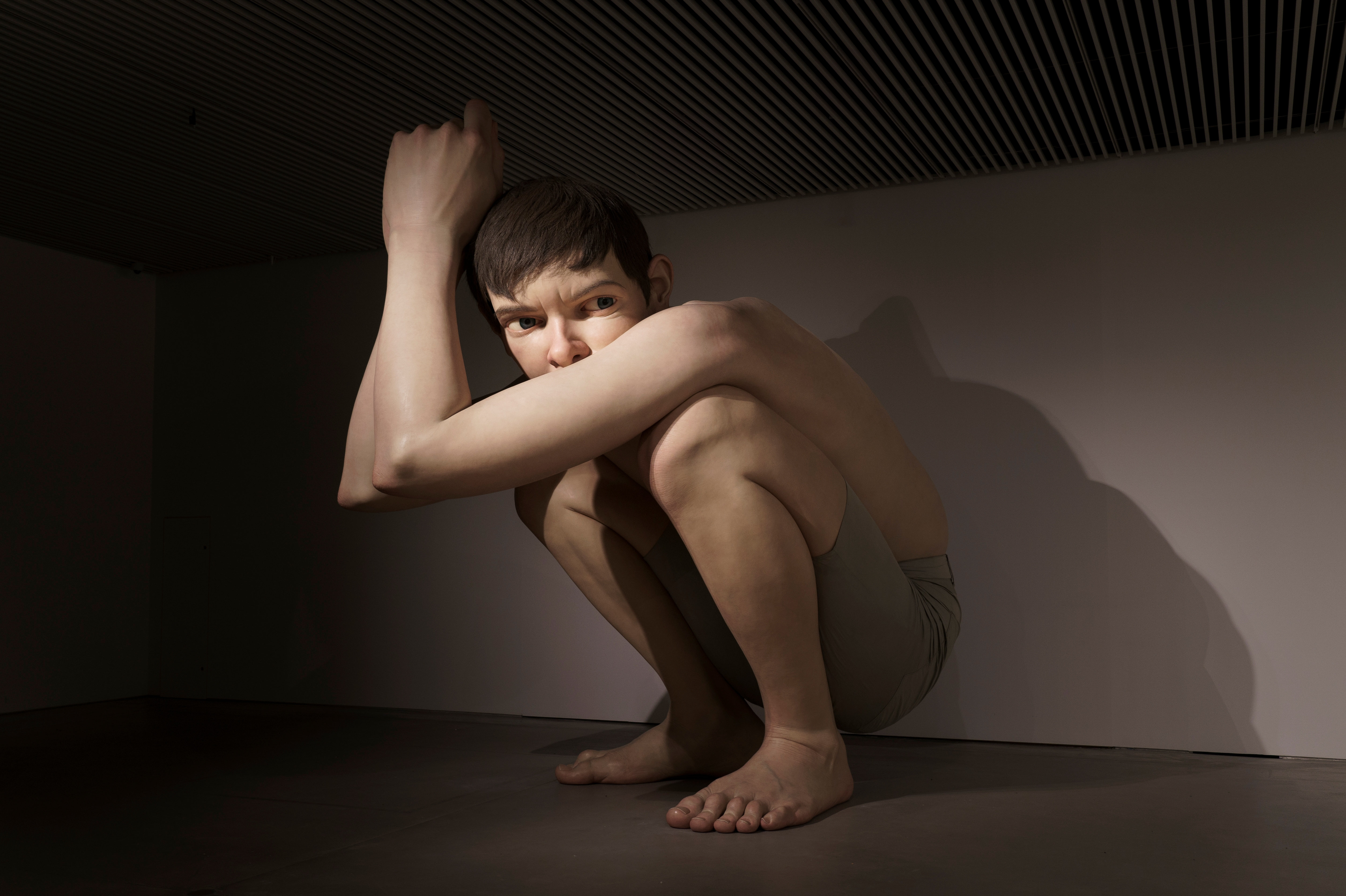 Det tager tre dage at skille den 544 kilo tunge skulptur "Boy" ad og pakke værket i kasser. Skulpturen anses for at være et af hovedværkerne på museet Aros i Aarhus.