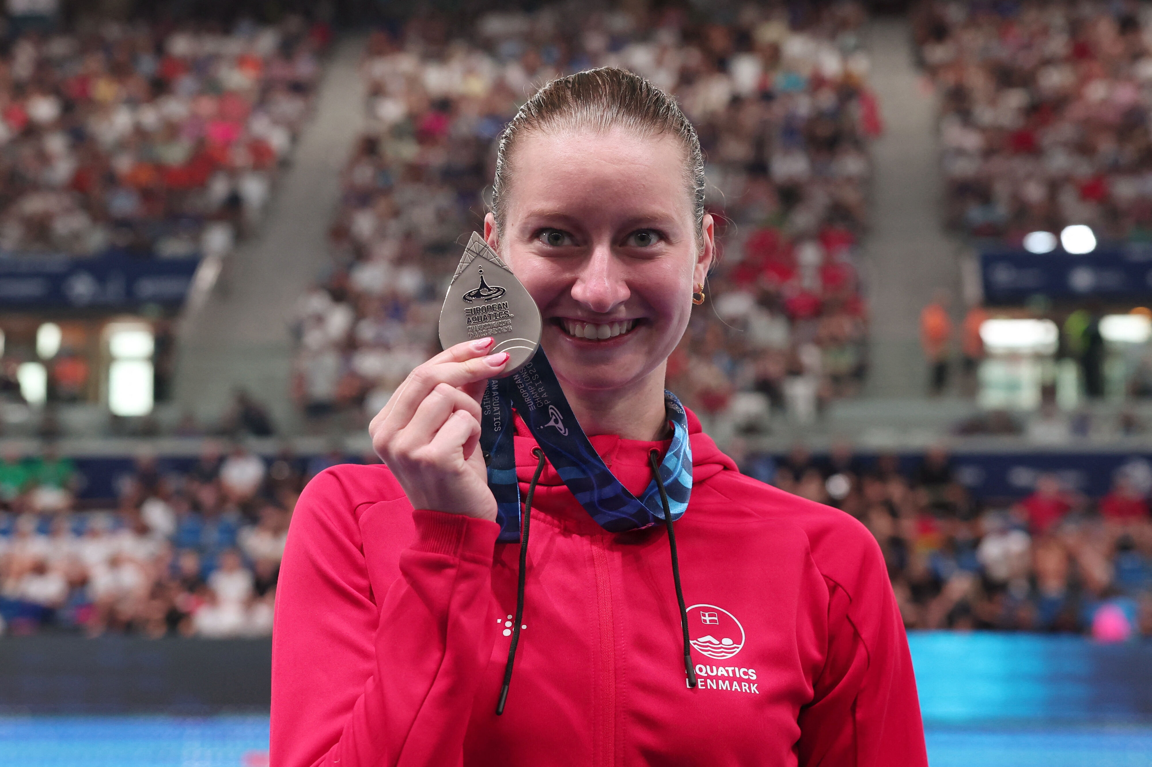 Helena Rosendahl Bach blev den eneste danske medaljevinder ved langbane-EM i svømning. Her viser hun sin sølvmedalje frem i Paris.