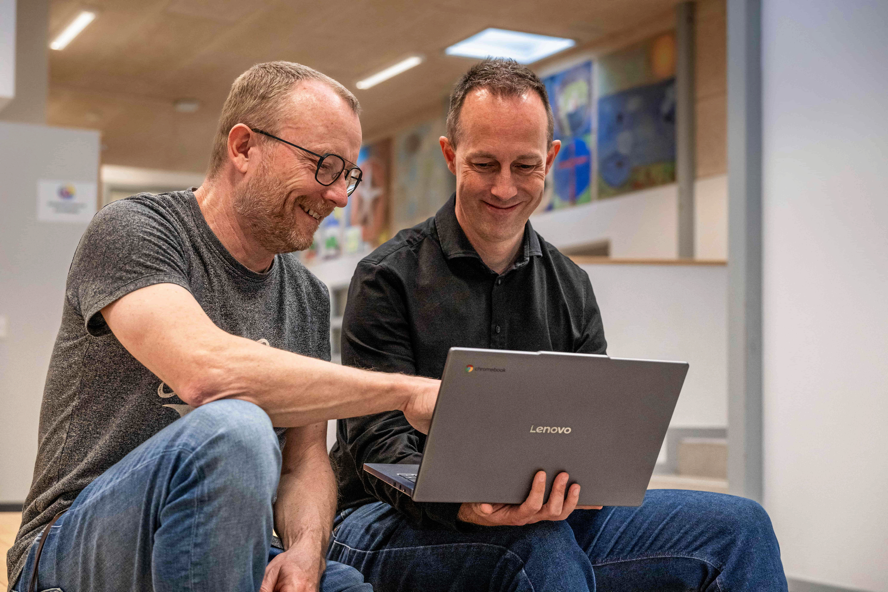 Brian Eskesen, leder af IT-support og ansvarlig for skolernes it i Sorø Kommune (th) sidder her sammen med Jan Pedersen (tv), der er lærer på Pedersborg Skole i Sorø.
